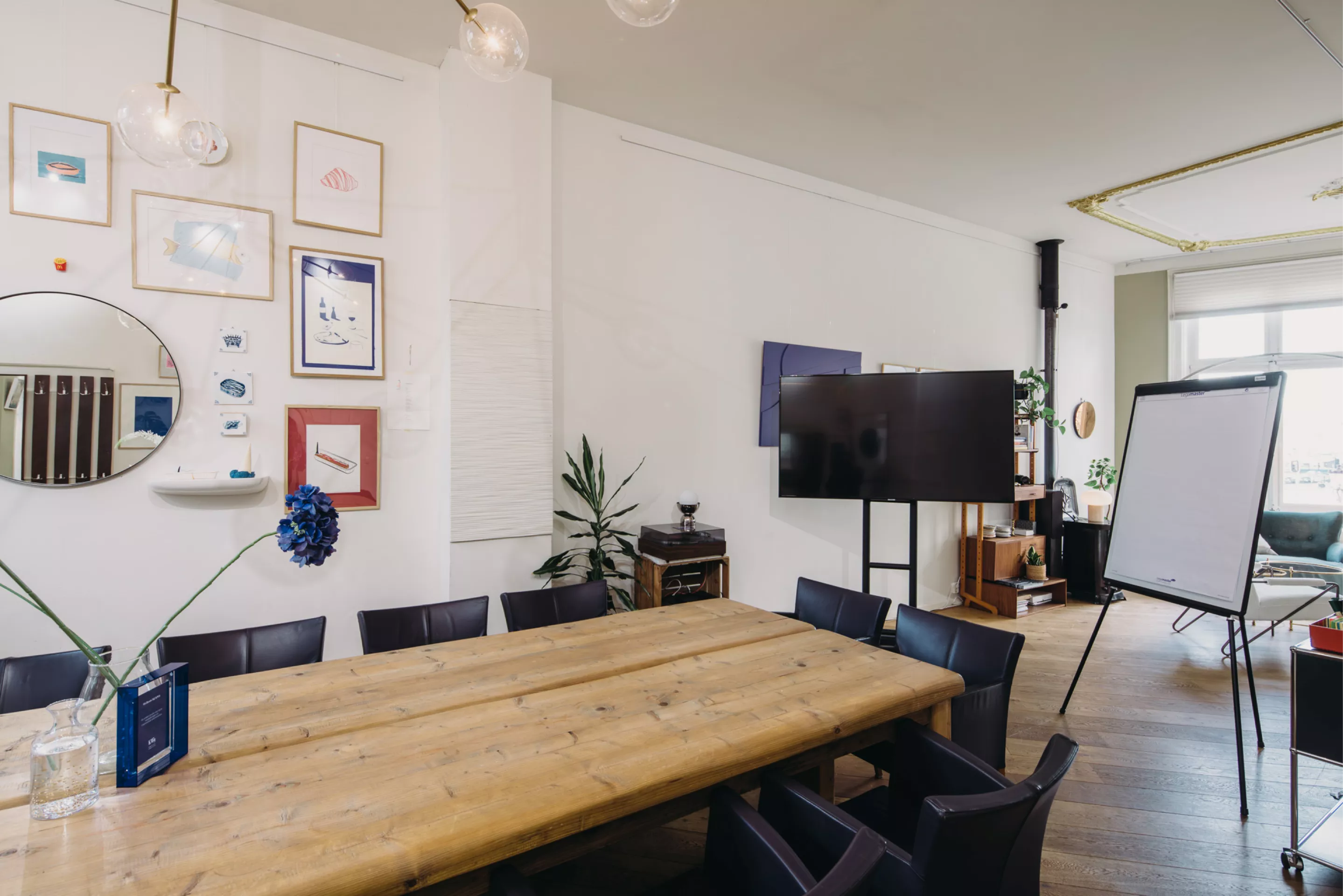 Training room with presentation screen and flipchart, flexible layout for workshops.