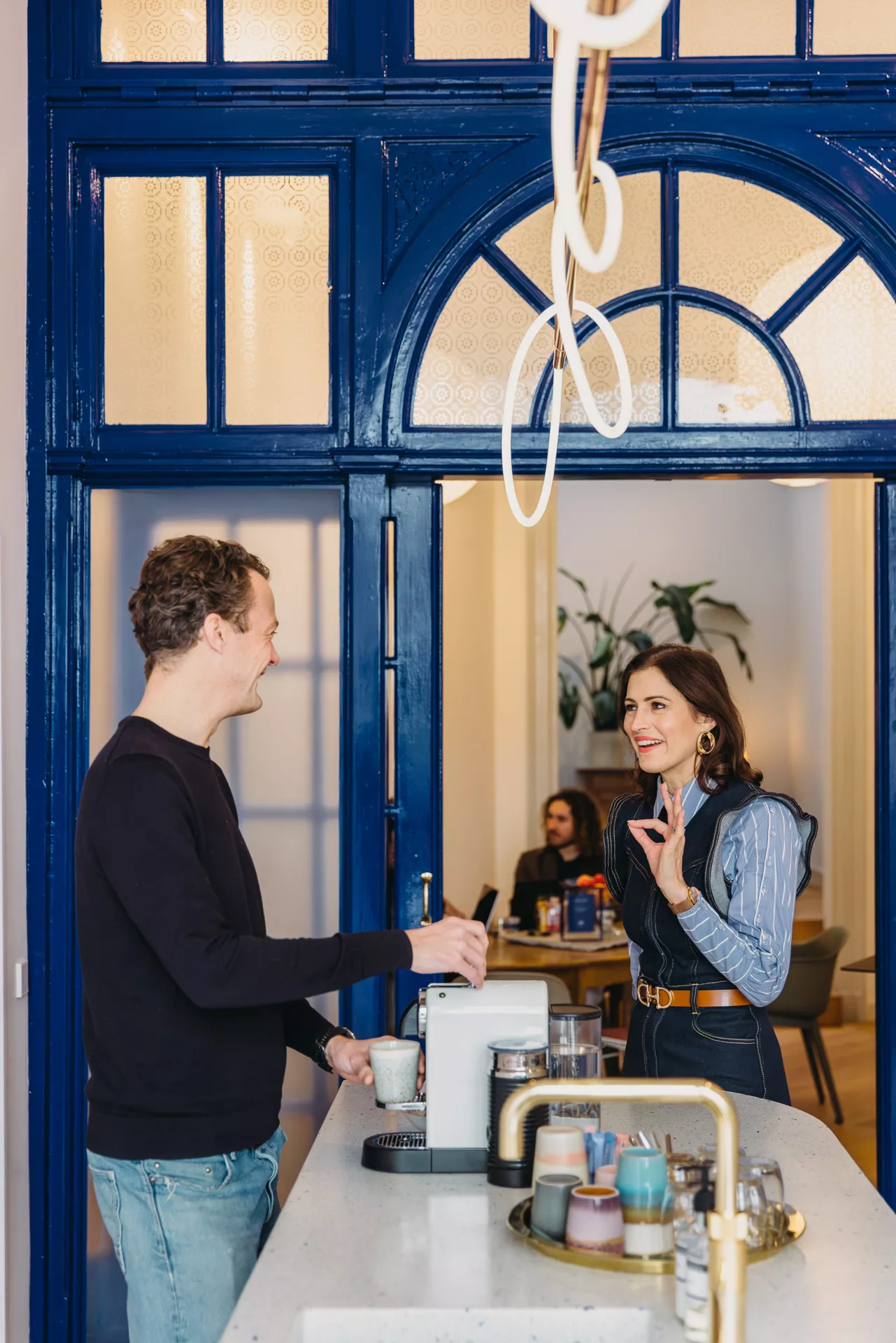 Netwerken en connecties ontstaan bij de koffiebar, zoals Nerine Jones en Roel Rutgers van KW9 team