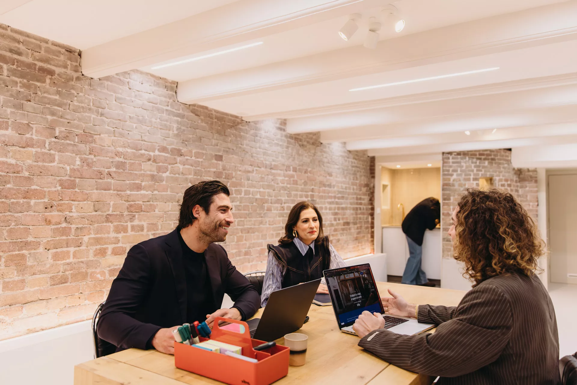 Teamleden vergaderen in de rustige vergaderrruimte van KW9 Amsterdam