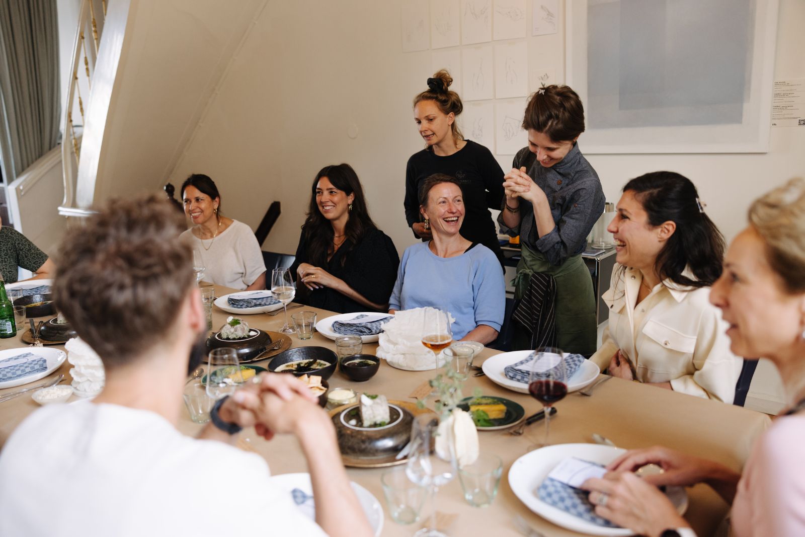 Prive chef geeft uitleg tijdens private dining experience in Amsterdam