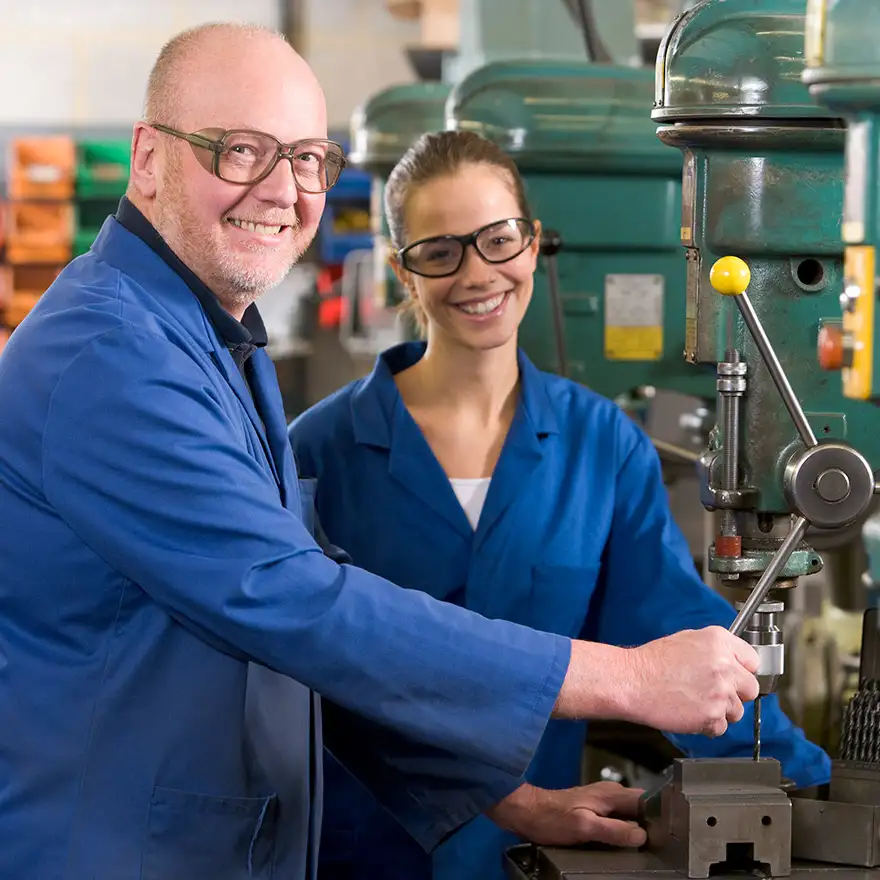 Schülerin als Aushilfe in der Produktion 