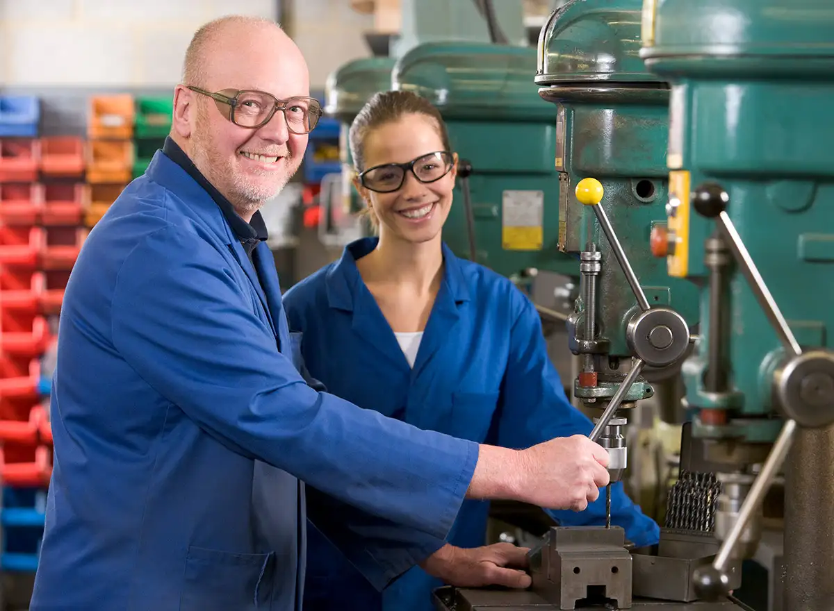 Schülerin als Aushilfe in der Produktion 