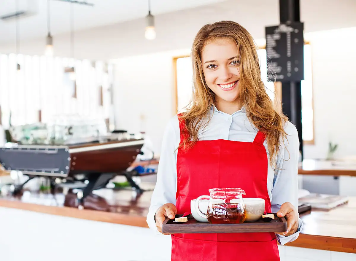 Schülerin als Kellnerin in einem Café