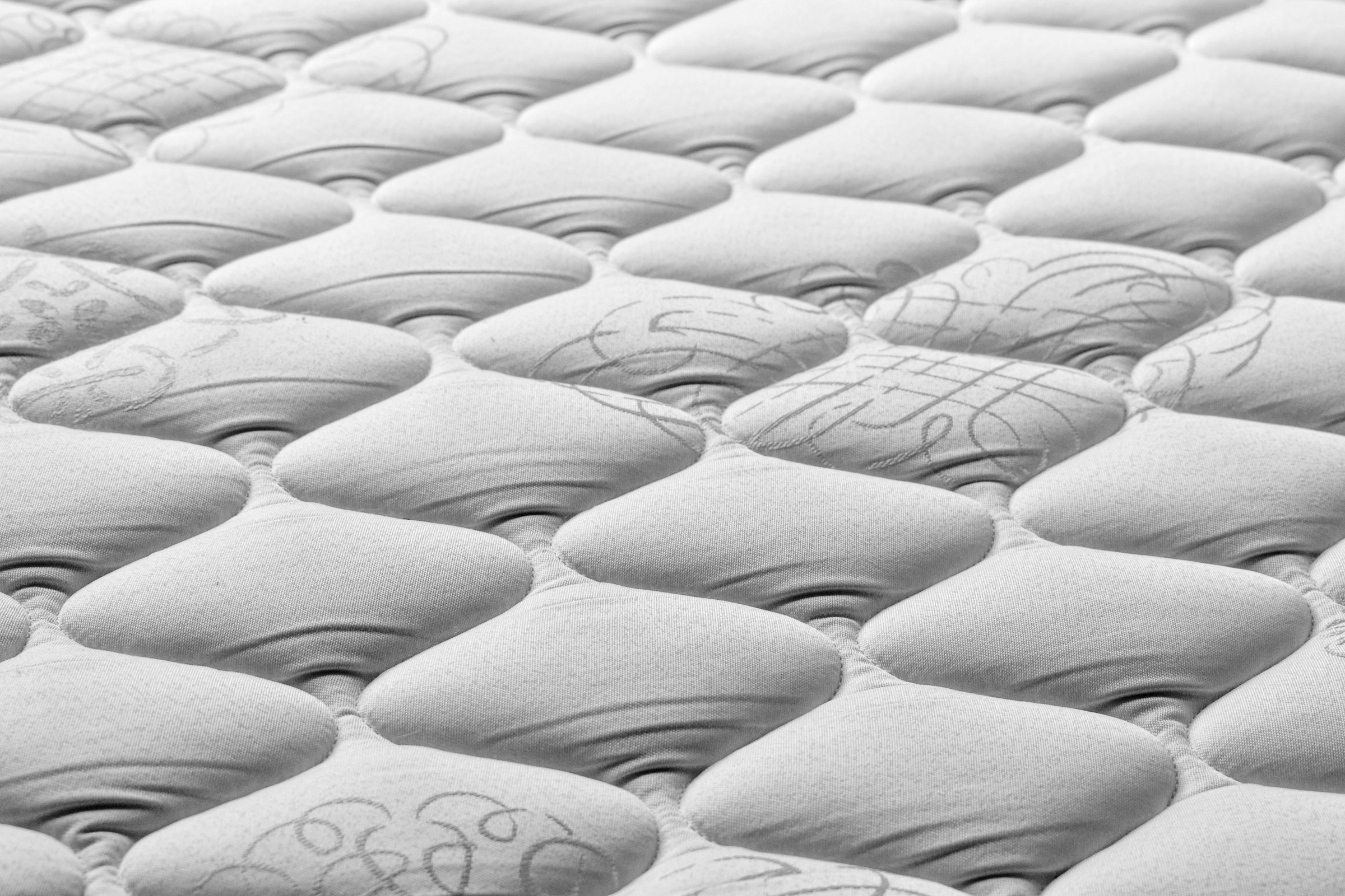 Choosing between memory foam vs hybrid? Compare comfort, support, and sleep quality to find the right mattress for your sleep style and needs.