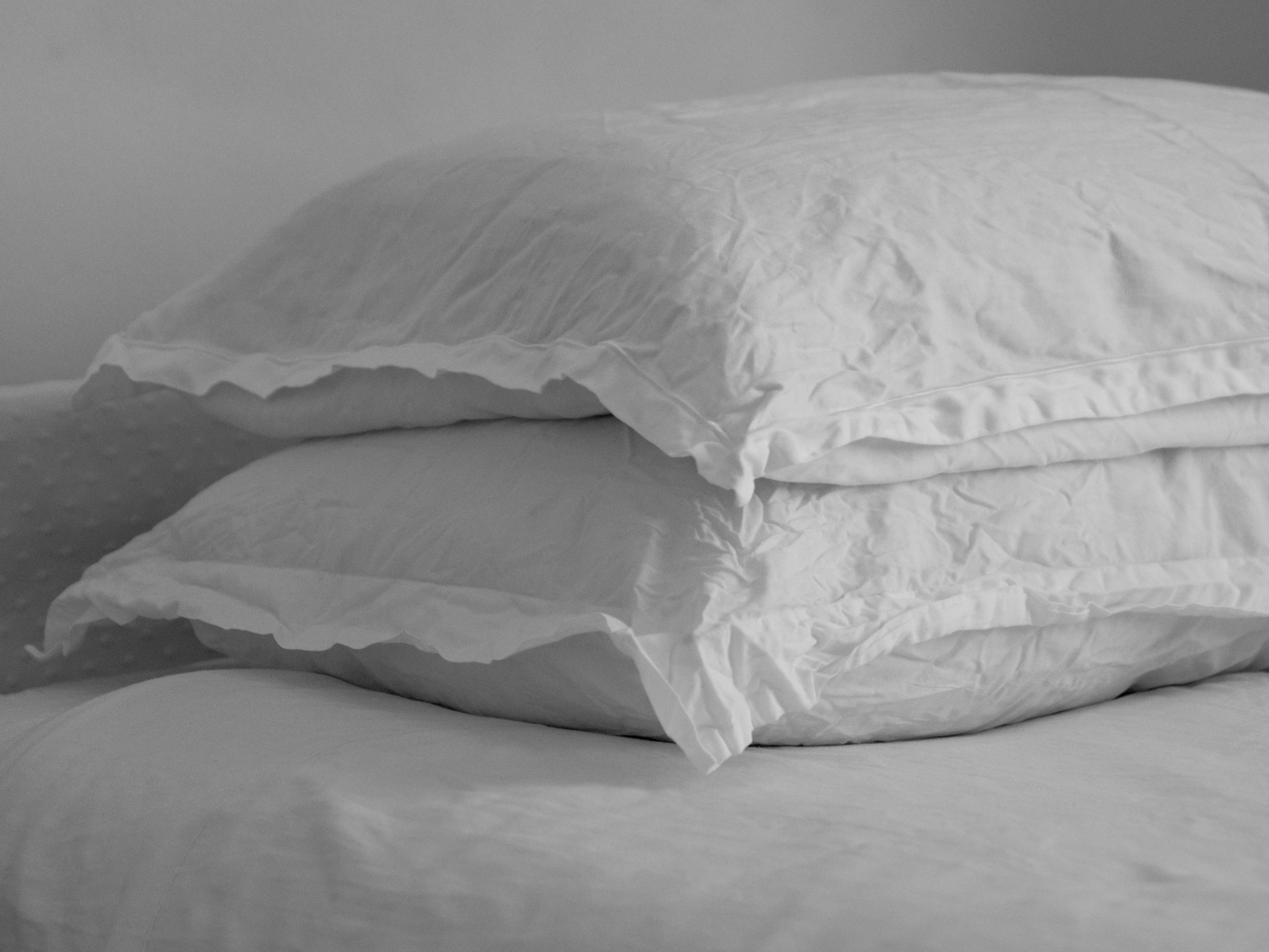 Pillow Under Knees: Does It Actually Help You Sleep Better?