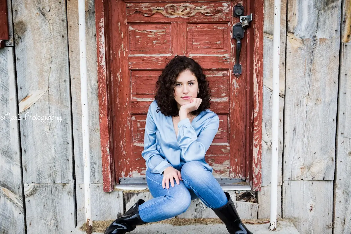 senior photos girl in front of red door