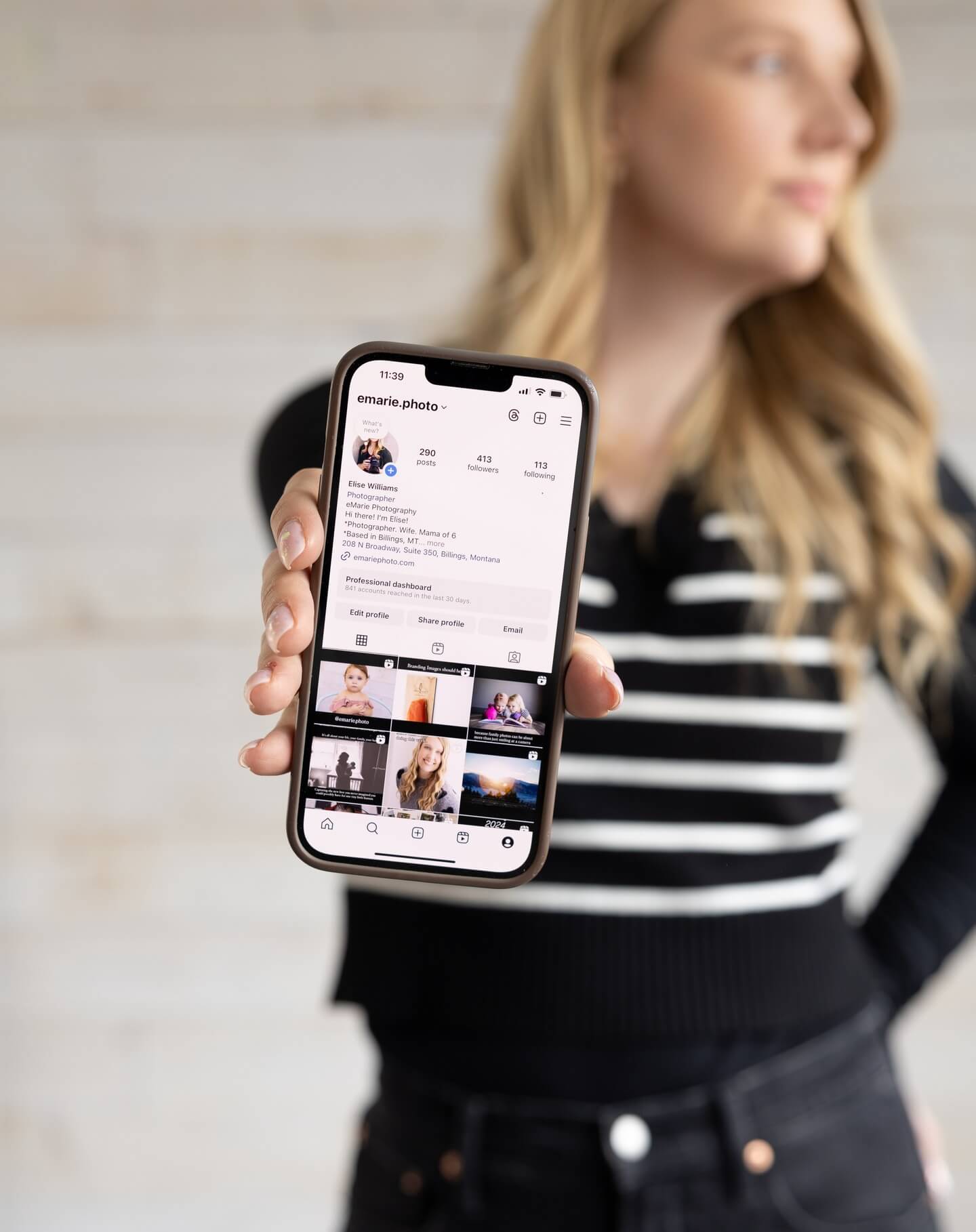 emarie photography in billings montana elise williams holds phone up with instagram