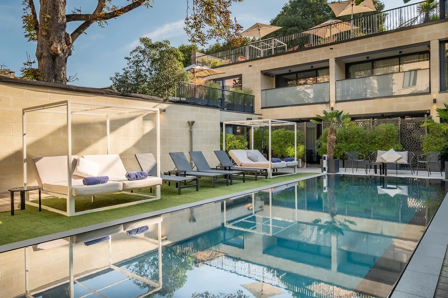 piscine extérieure et jardin de l’hôtel 5 étoiles Palais Gallien à Bordeaux