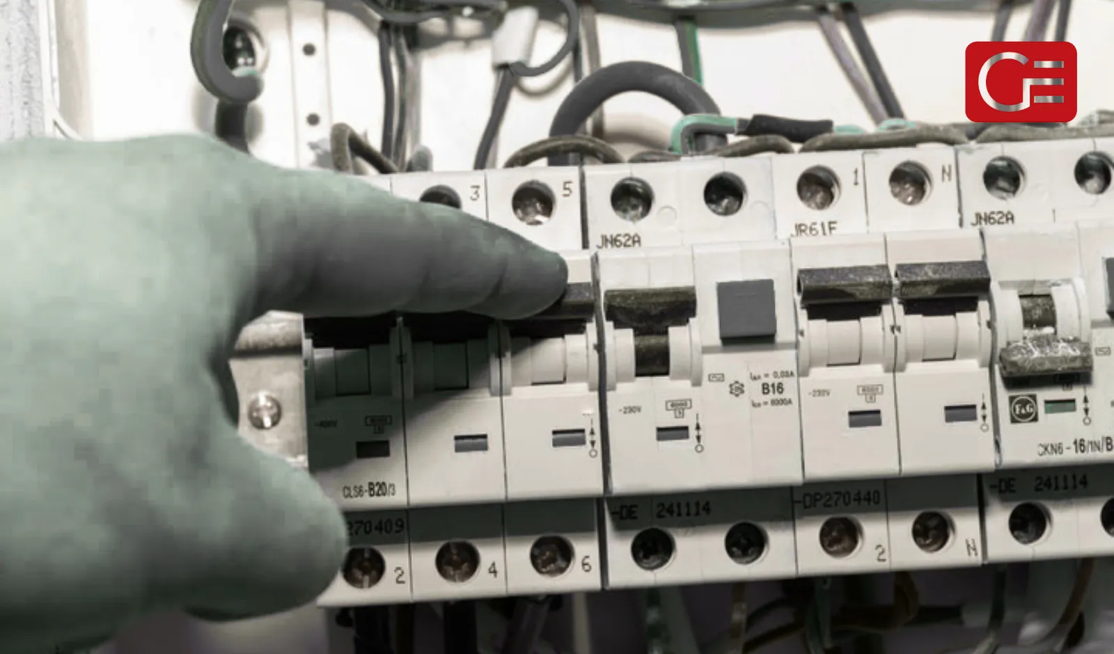 How To Remove A Fuse From A Fuse Box Safely? NZ Guide