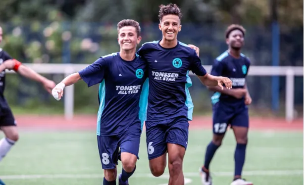 Fotbollsspelare firar på planen