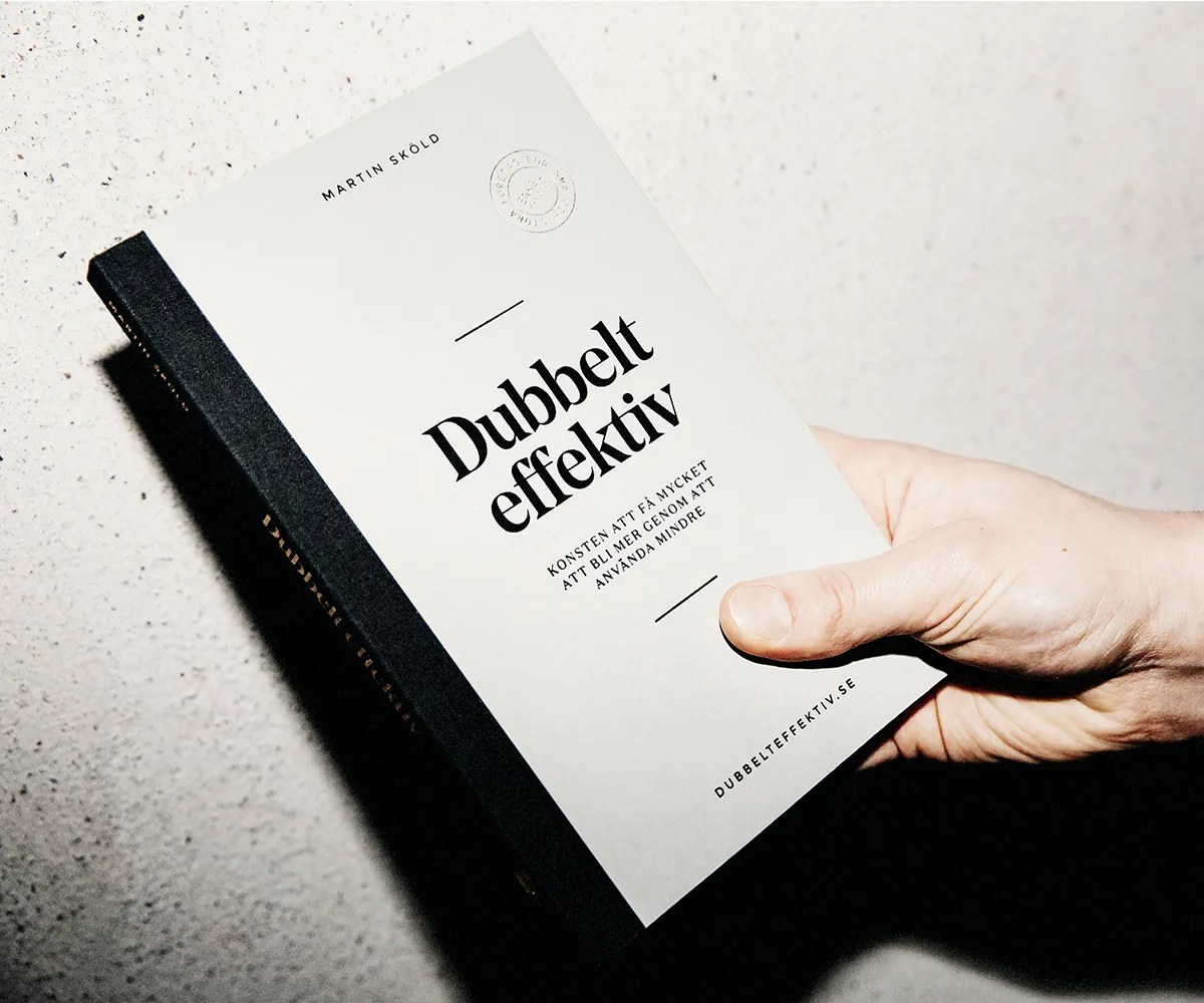 Hand håller boken Dubbelt effektiv