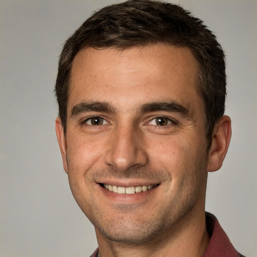 Spanish-speaking marketing professional presenting to colleagues