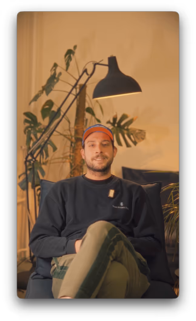 Lorenz von einer Non-Profit im Profil als sie über letsact spricht
