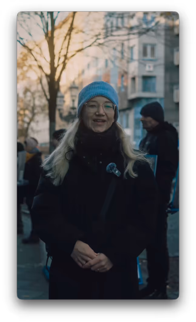 Volunteer Mareike im Profil als sie über letsact spricht