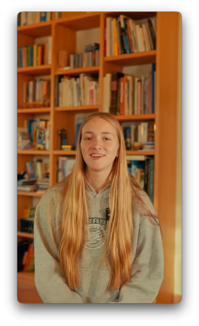 Volunteer Elena im Profil als sie über letsact spricht
