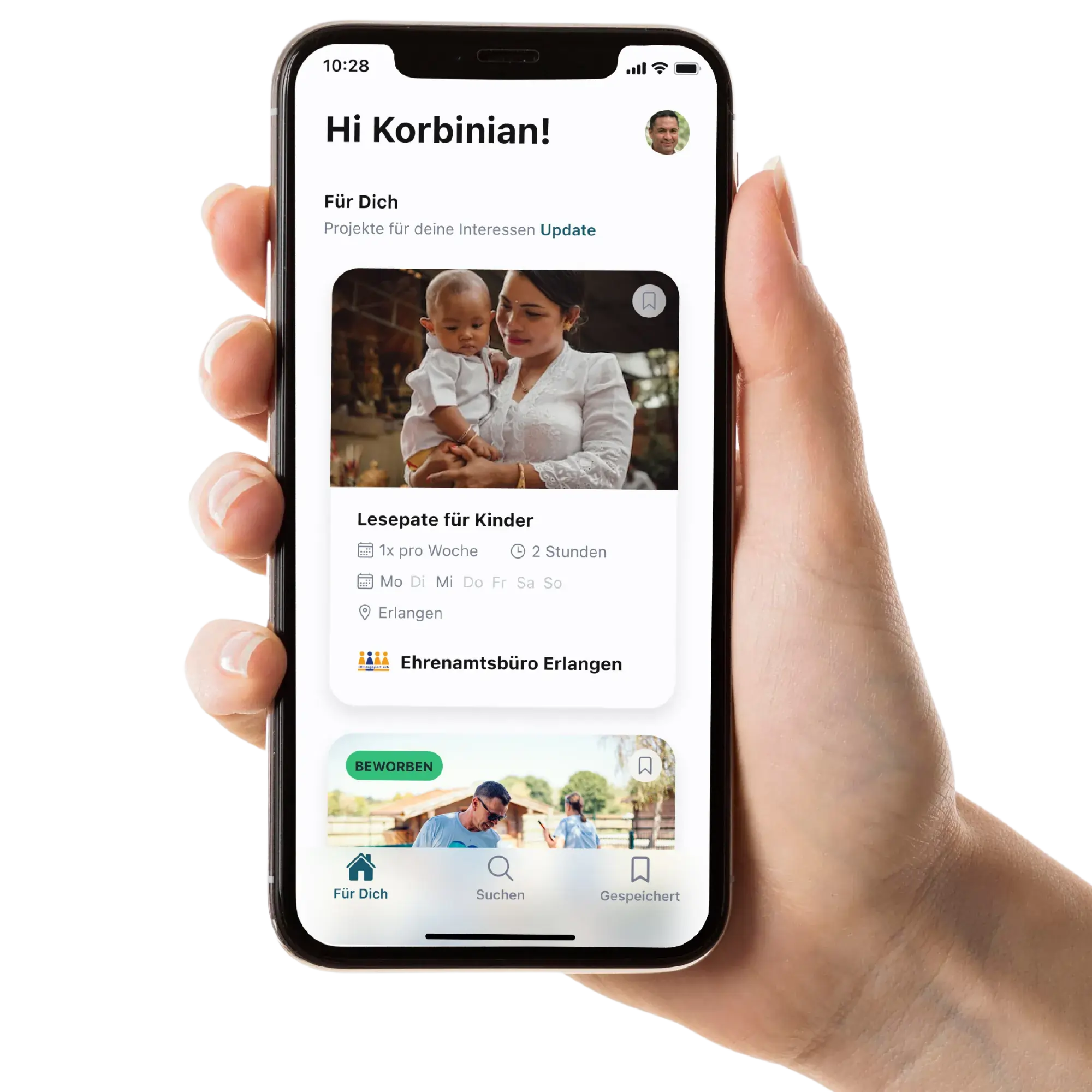 Hand hält ein Smartphone, das eine App mit personalisierten Freiwilligenprojekten zeigt, darunter 'Lesepate für Kinder' in Erlangen.