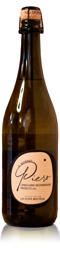 Bottiglia di Prosecco DOCG “Il Nonno Piero” Conegliano Valdobbiadene, Prosecco Frizzante italiano di qualità con etichetta artigianale su vetro scuro.