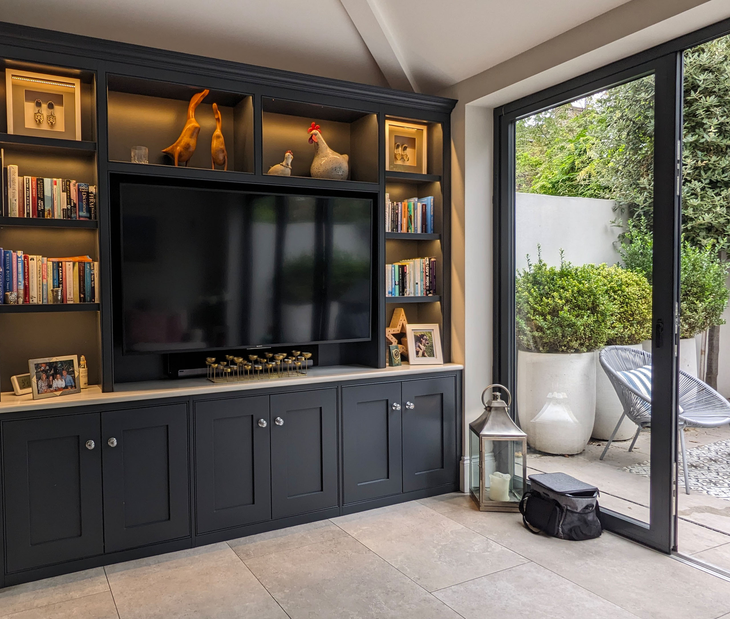 spacedIn-shaker-media-wall-with-stone-top