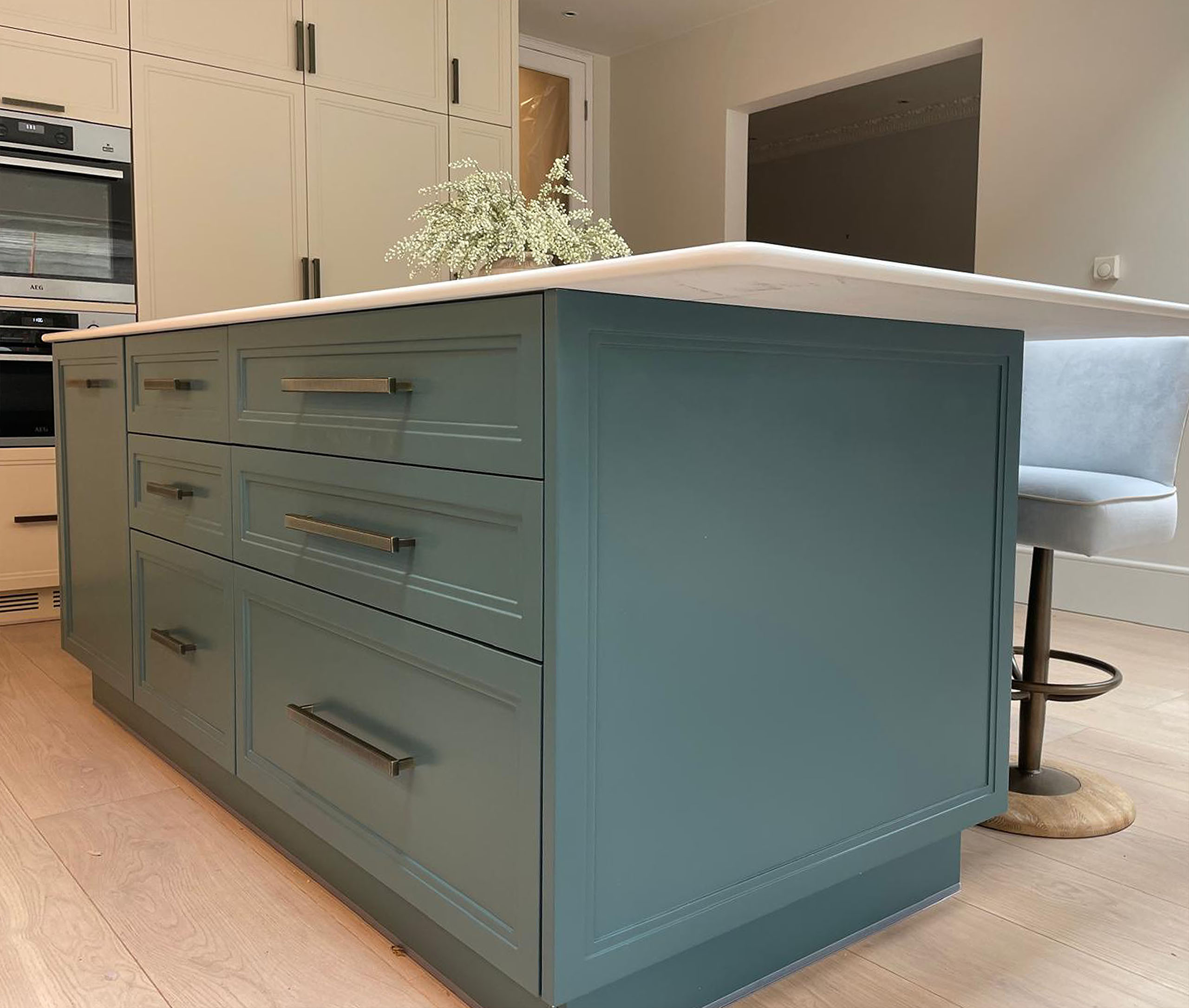 spacedin-modern-shaker-kitchen-breakfast-bar