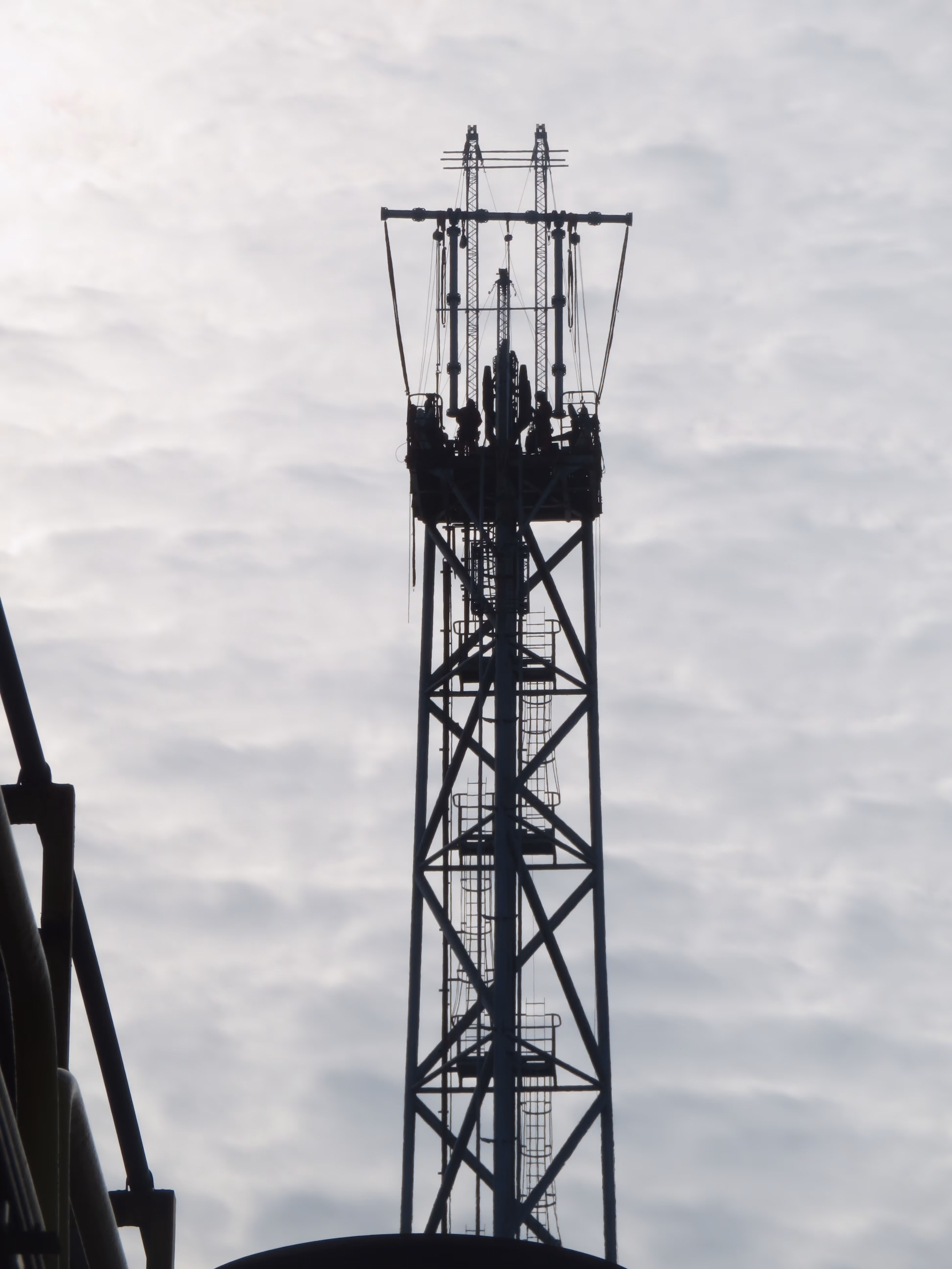 Replace flare tips using temporary lifting systems.