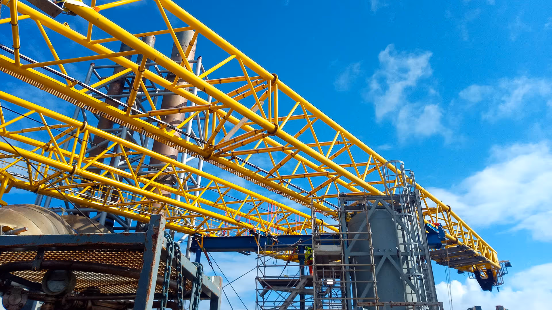 Blue Conbit gantry that can be assembled manually is ideal to replace crane booms offshore