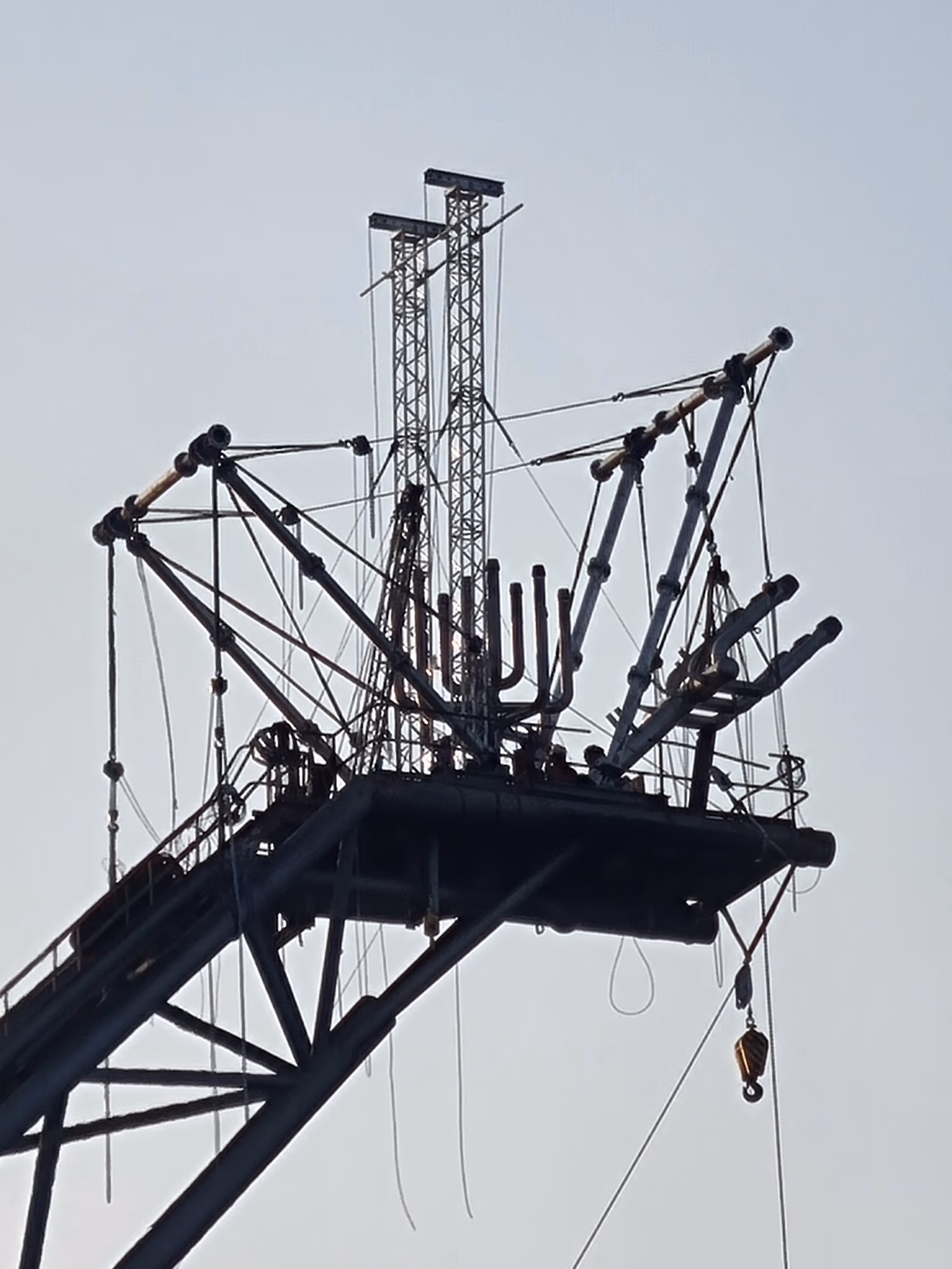 Side view of lifting configuration used to lift the flare tips on the Sanha platform, offshore Angola. 