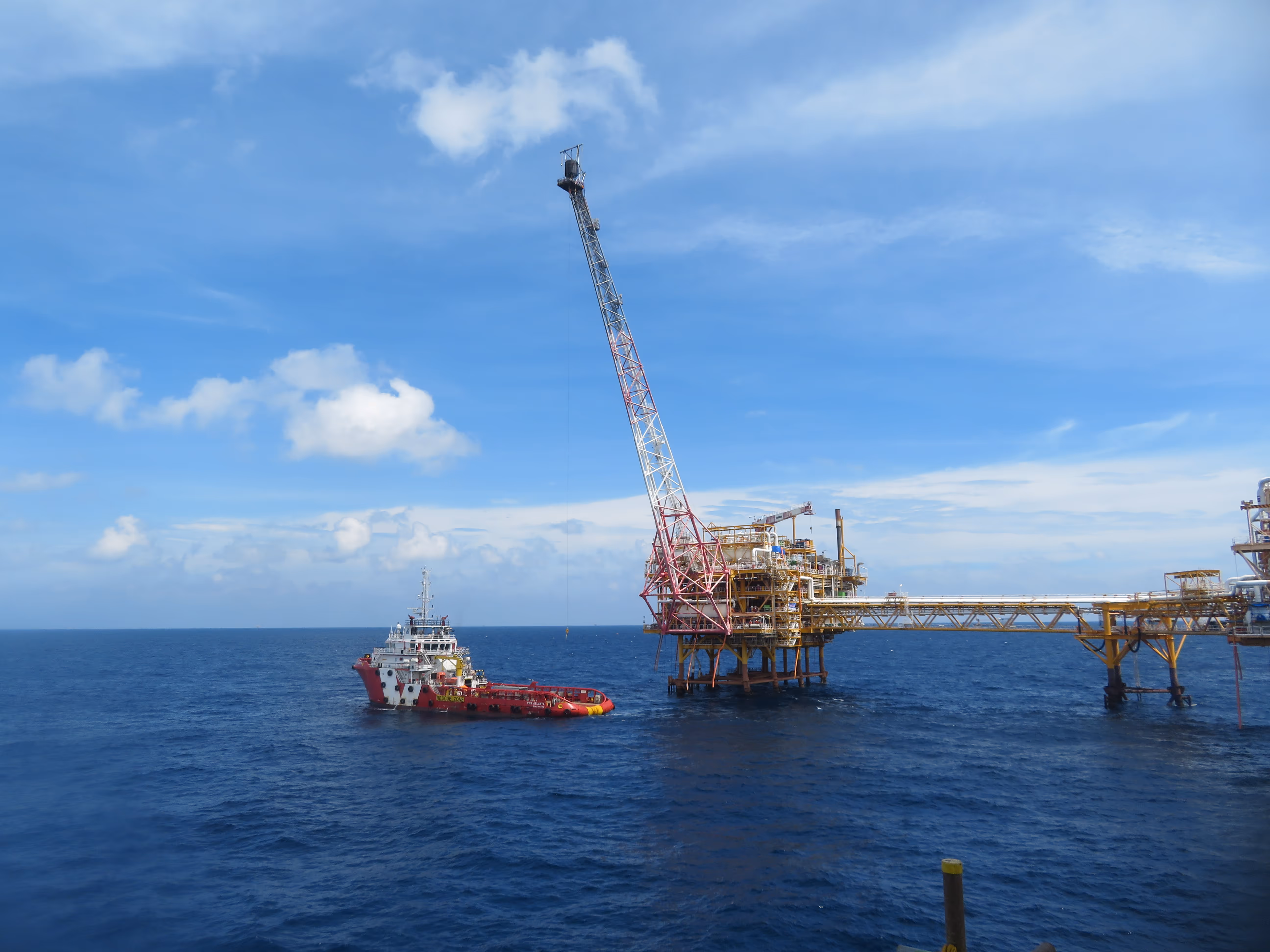 Safely lift flare tips offshore with Conbit's innovative methods: direct from supply vessel or drop and retrieve for efficient replacements.