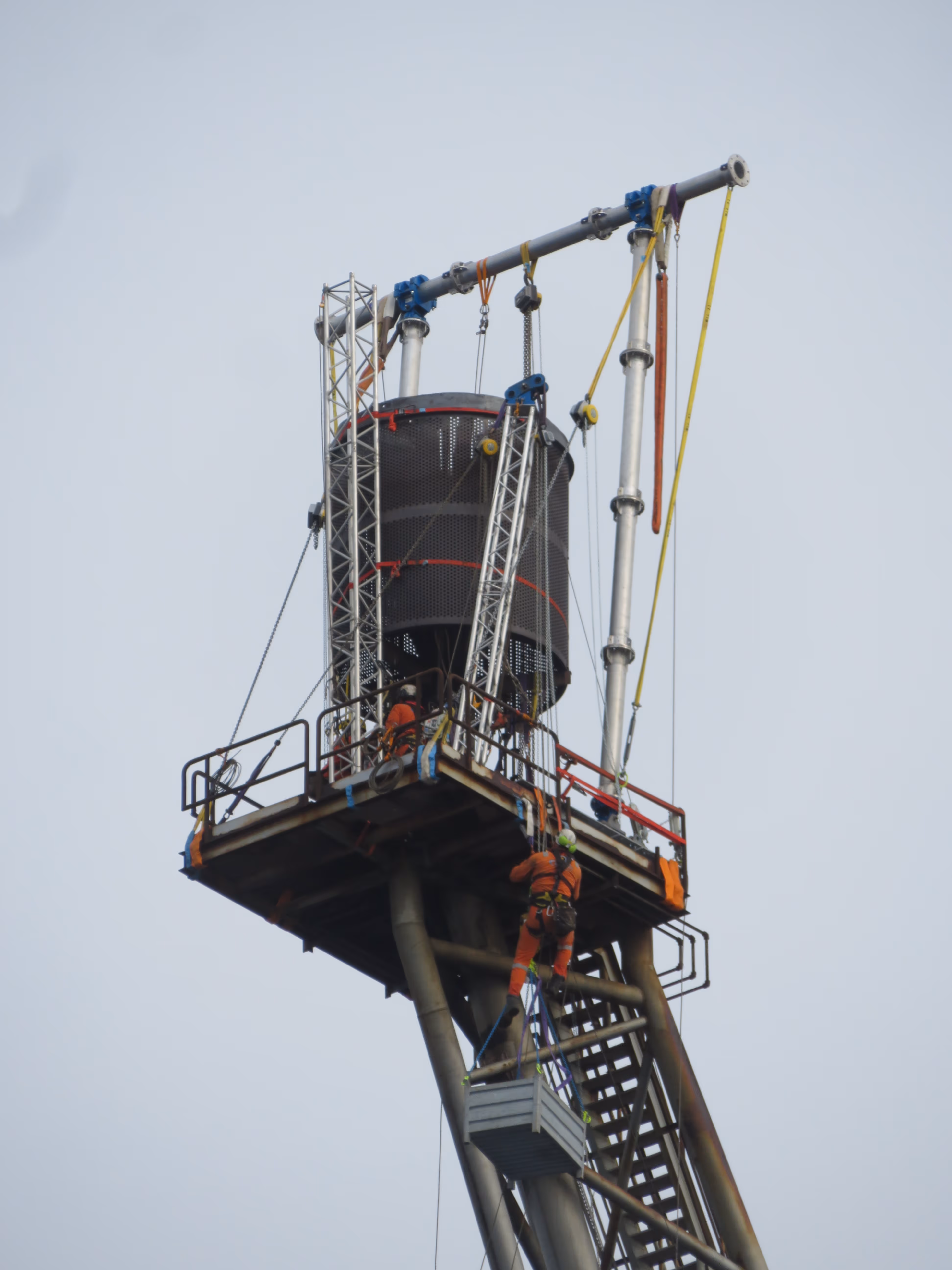 A light set of rigging equipment is used to install the main flare tip handling system. There are gantry type or single pole flare tip handling systems available iwthin the Conbit fleet.