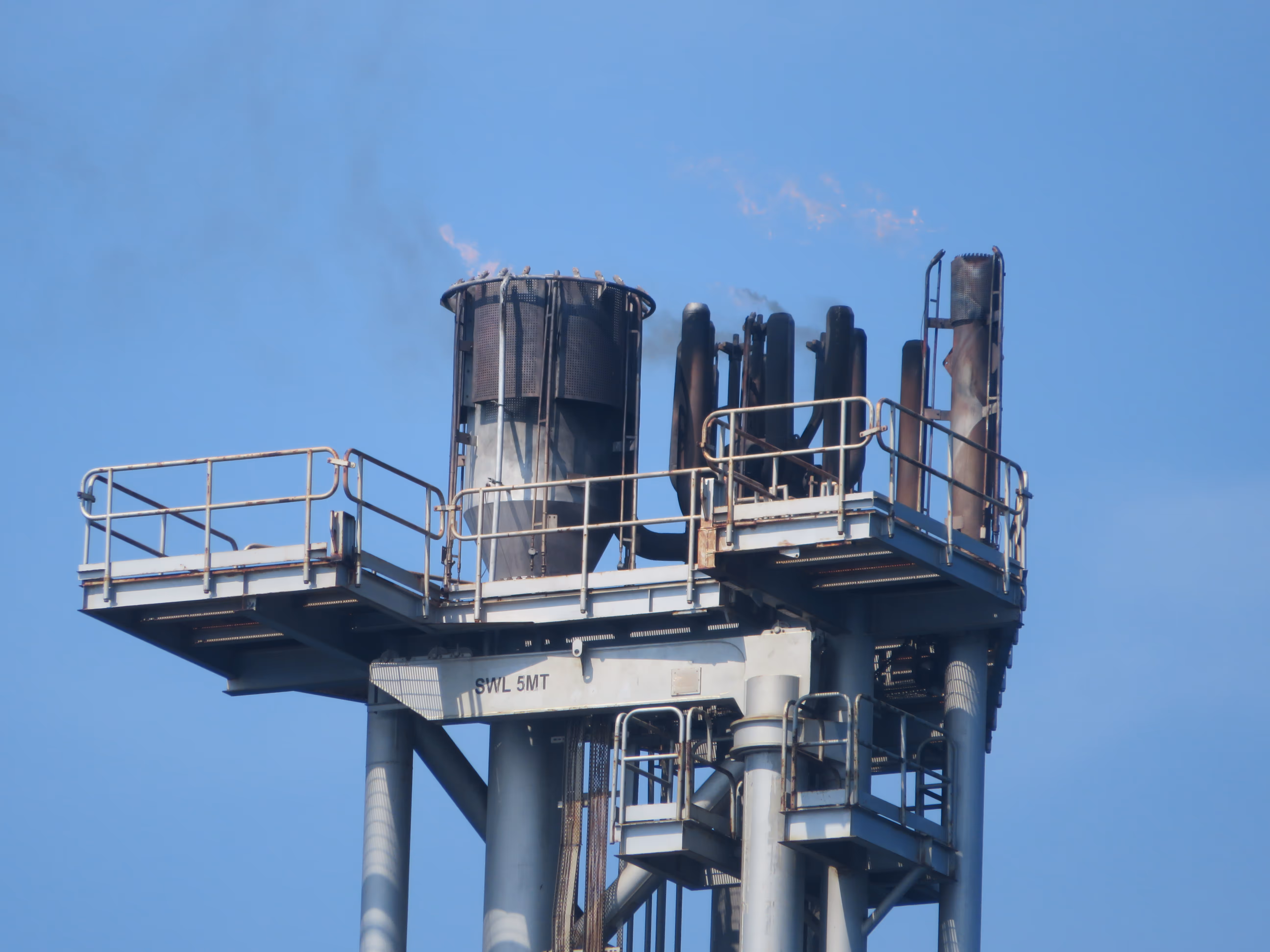 Flare tips at offshore facilities require replacement every few years. Conbit is specialized in exchanging all types of flare tips.
