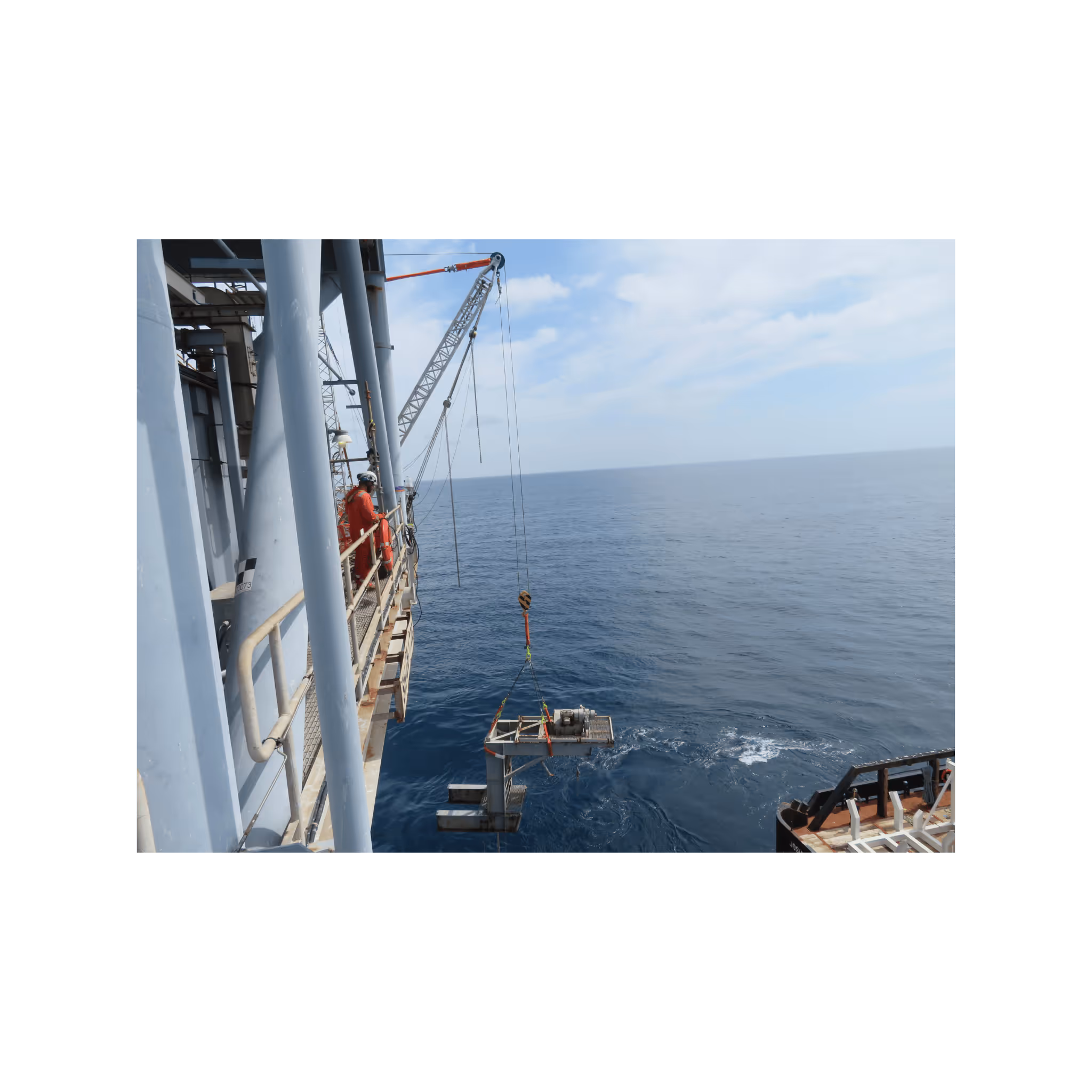 Lifting lifeboat davits using lightweight modular lifting systems that can be easily erected on-site, ensuring efficient and safe installation on FPSOs.