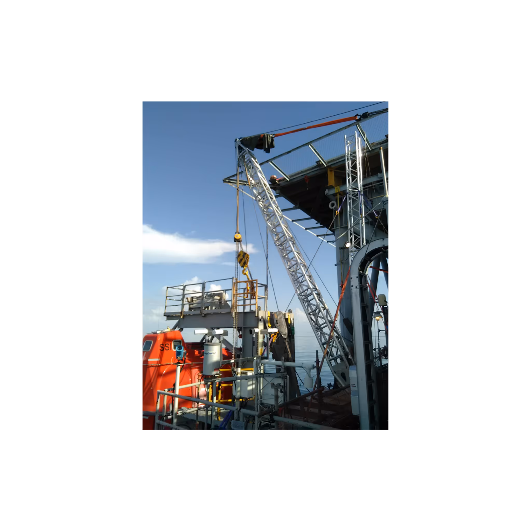 Efficiently lifting lifeboat davits using lightweight modular systems, easily assembled on-site for safe and effective installation on FPSOs.