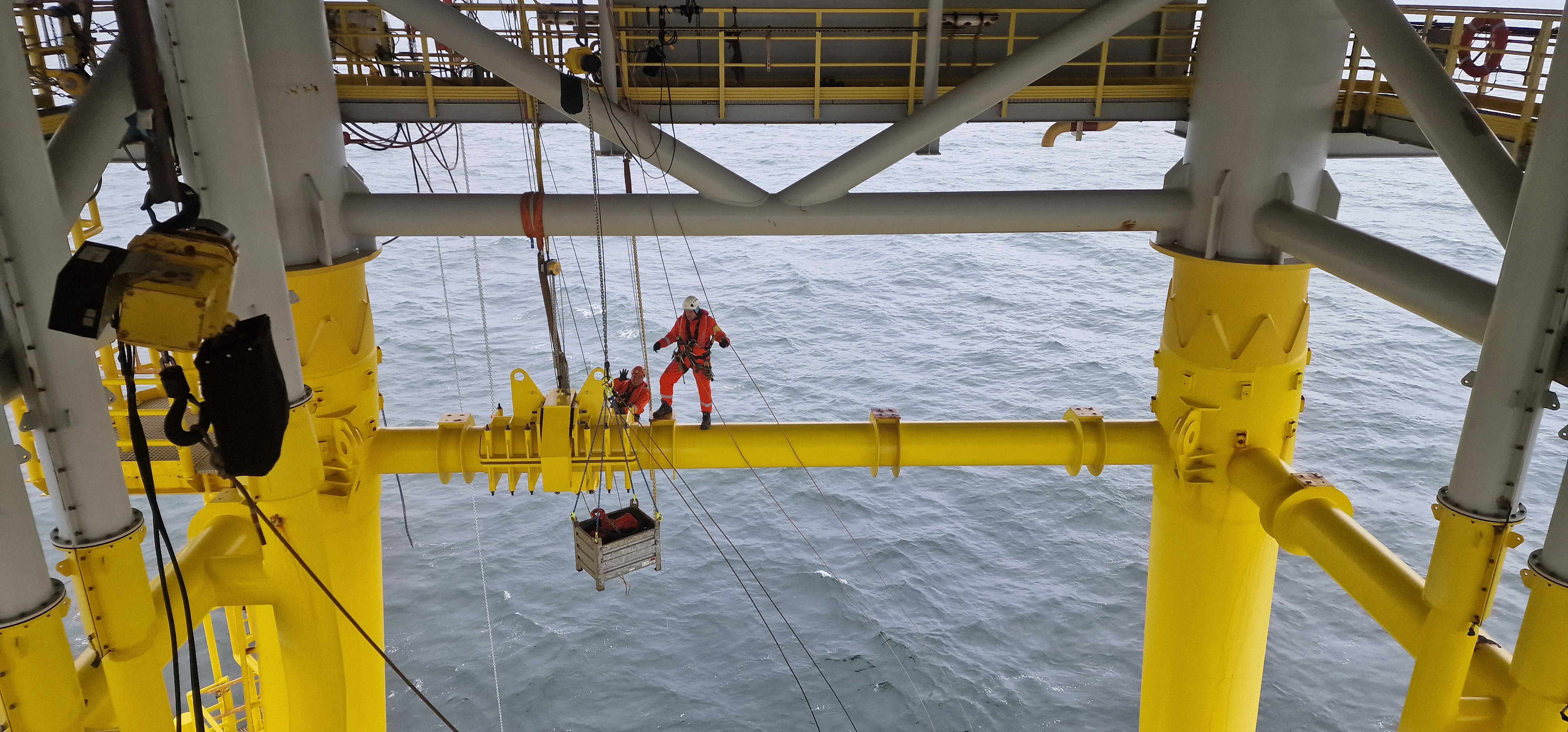 Rope access technicians from Conbit expertly installed lifting systems beneath the deck during the J-Tube installation at Riffgat Offshore Substation. Their precise and safe operations ensured efficient handling of complex rigging tasks, showcasing the value of advanced rope access techniques in offshore projects.