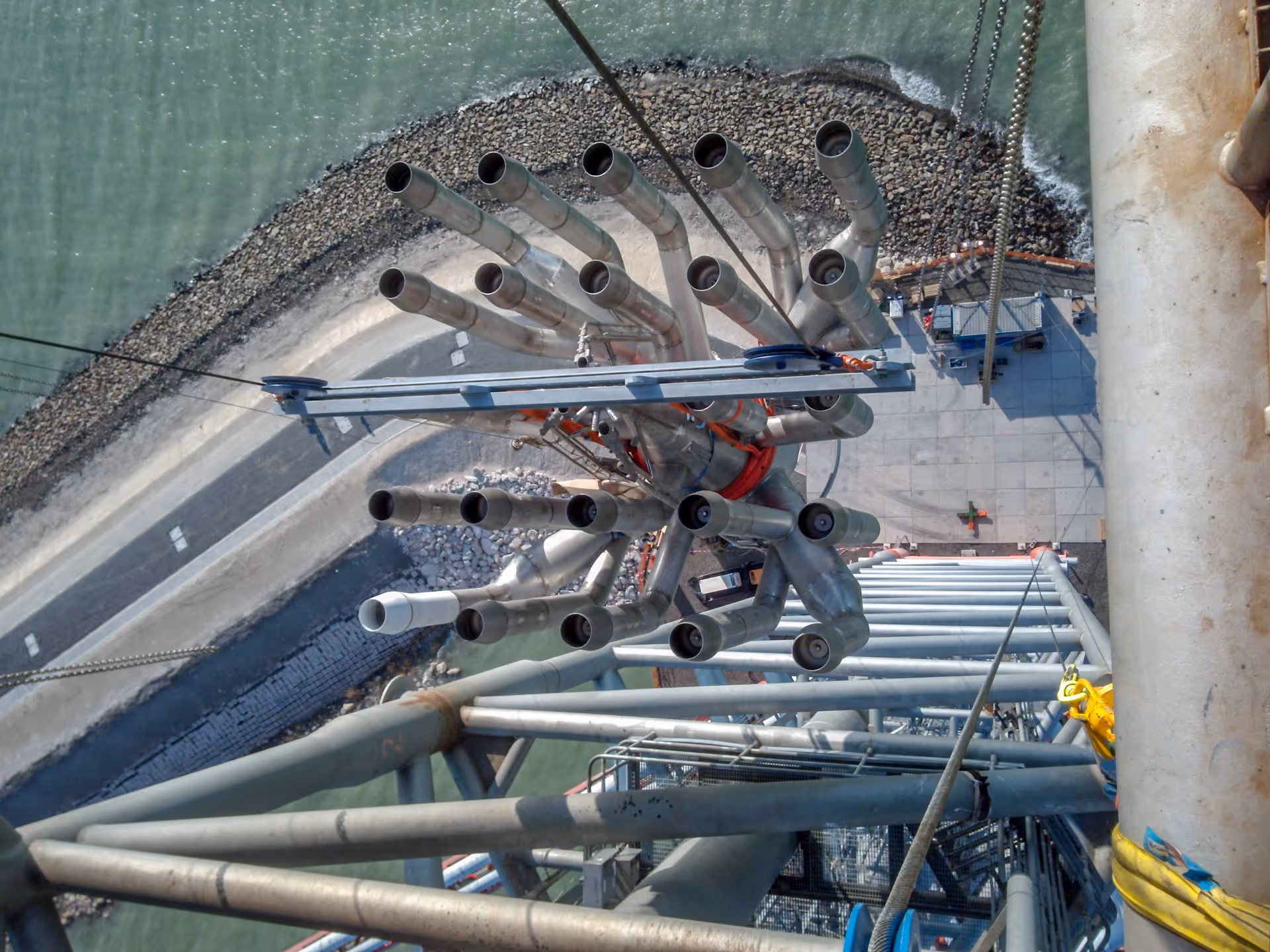 Lifting flare tip to platform