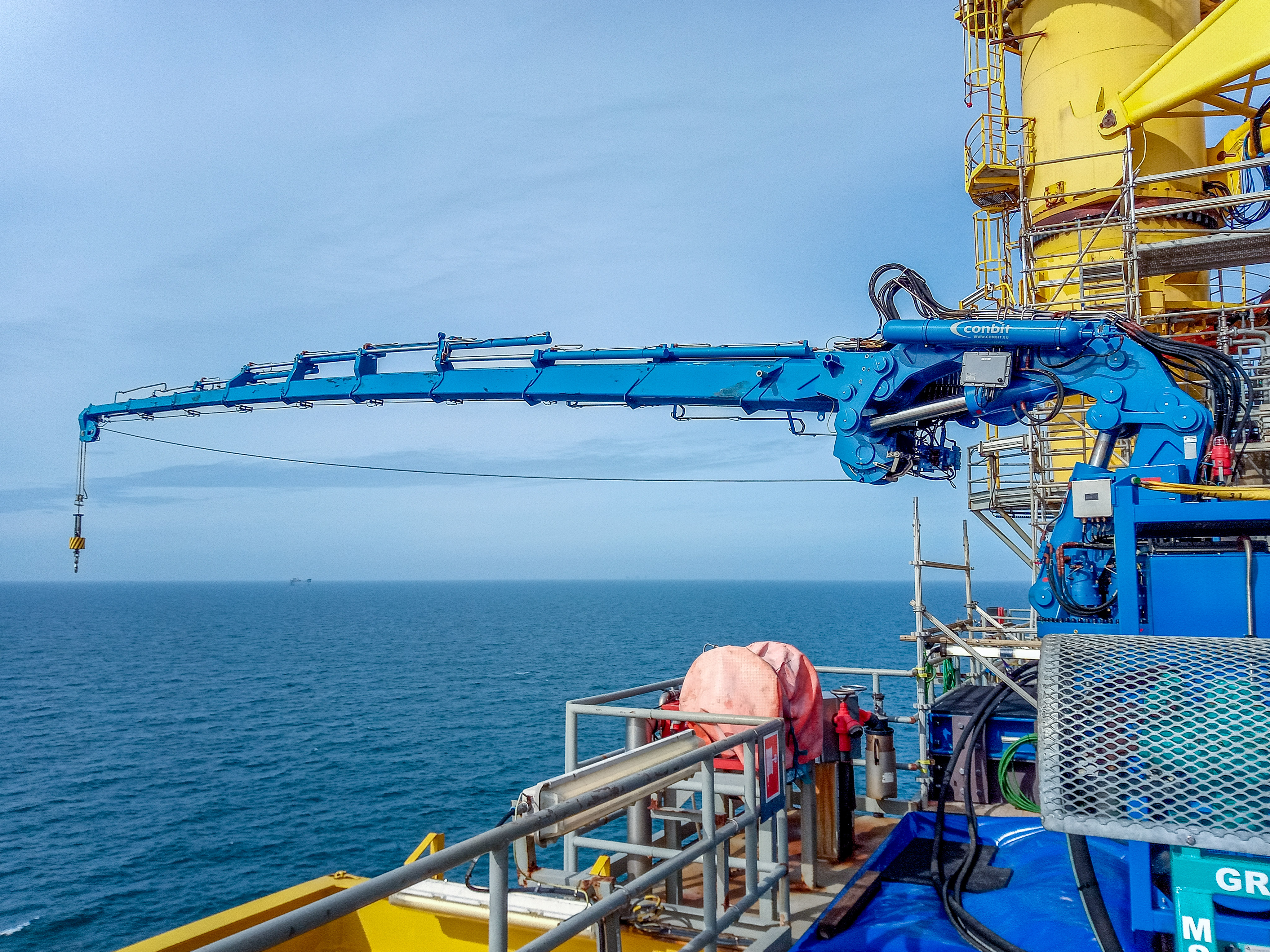 Conbit knuckle boom crane on offshore platform to perform maintenance of platform crane