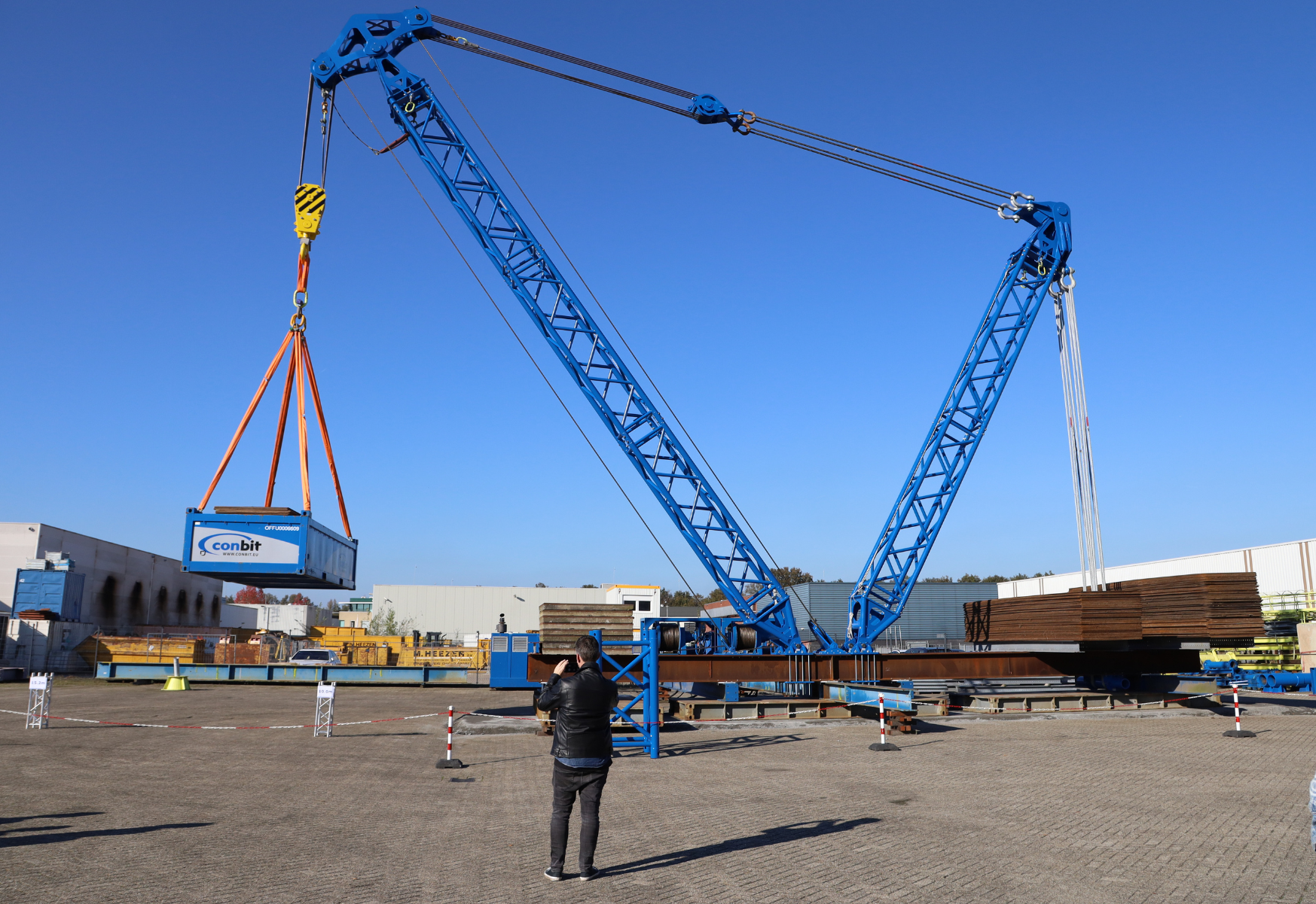 Onshore load test of Conbit’s SL900 lifting system fitted with additional modular boom sections manufactured by Abuco. The configuration enables extended reach and controlled lifting behavior prior to mobilisation for an offshore vent stack removal project