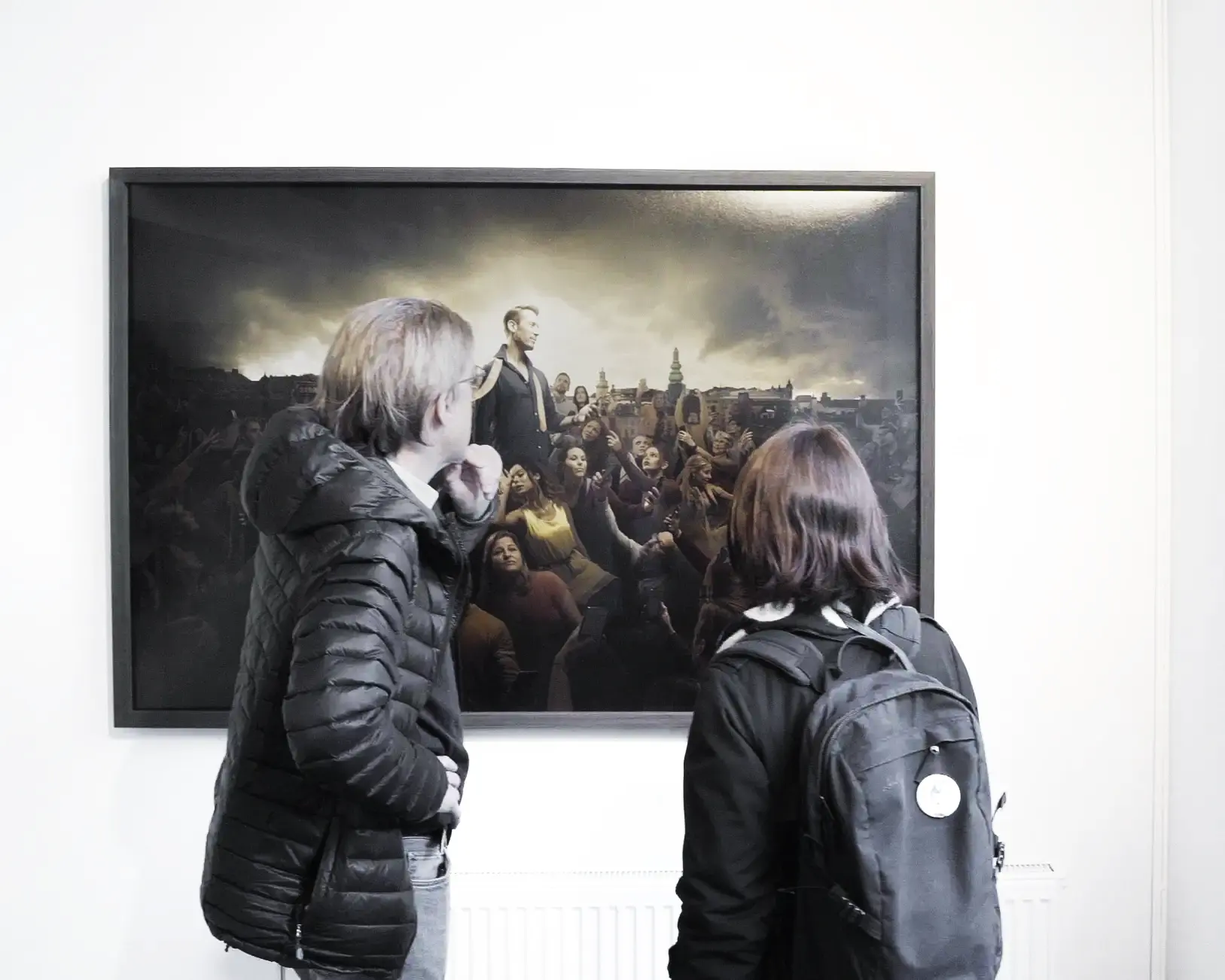 Två personer tittar på ett stort, modernt och surrealistiskt konstverk.