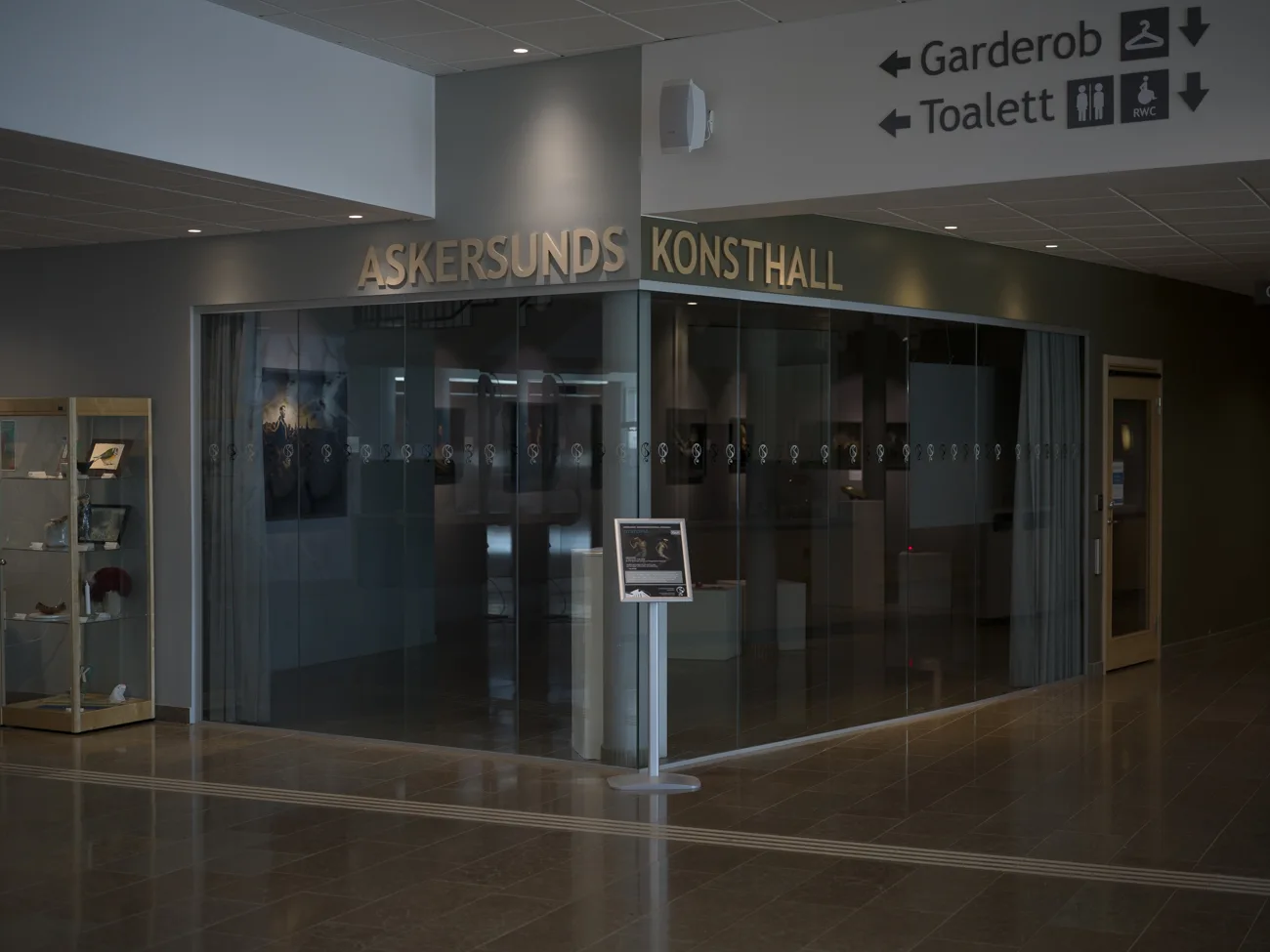 Utsidan av Askersunds Art Center, med en pågående utställning.