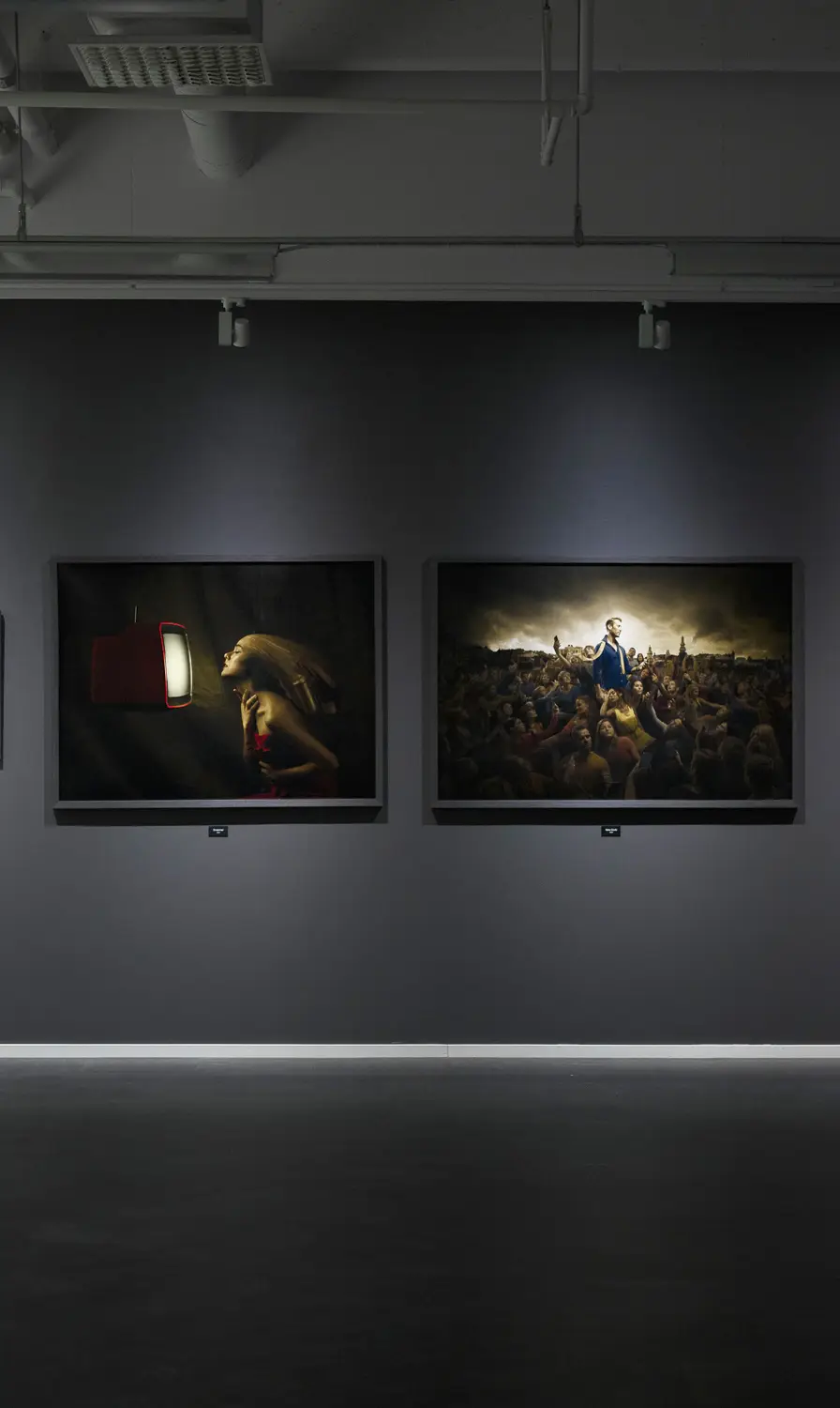 Utställningsvägg i ett modernt galleri med inramade surrealistiska fotografier, där en serie konceptuella verk hänger under spotlights.