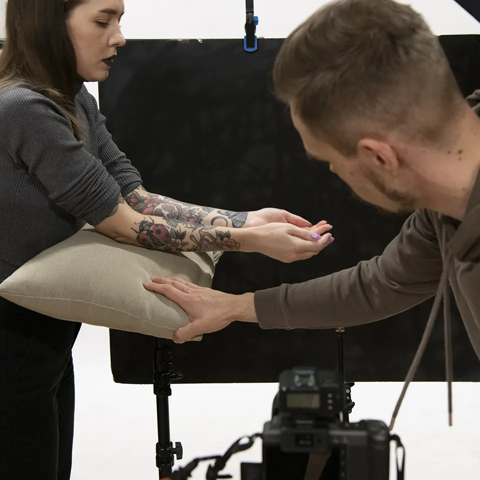 Andreas skapar konstverk