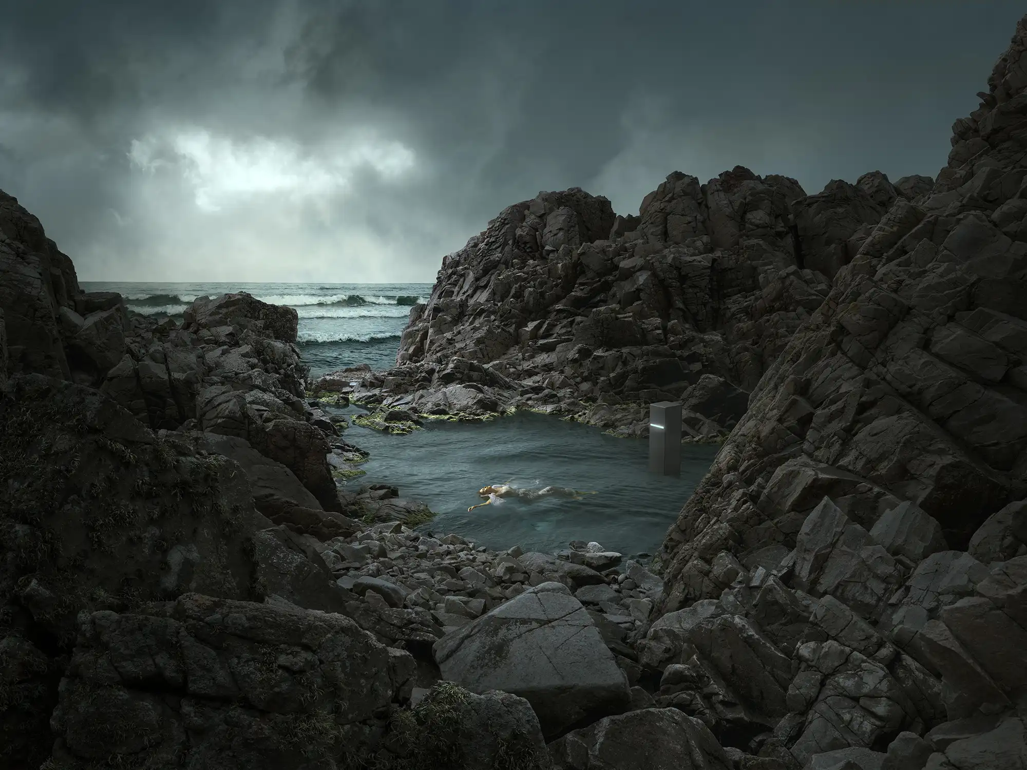 En klippig kust med mörkt vatten under en dramatisk molnhimmel, kvinna ligger i vattnet bredvid en digital AI monolit.