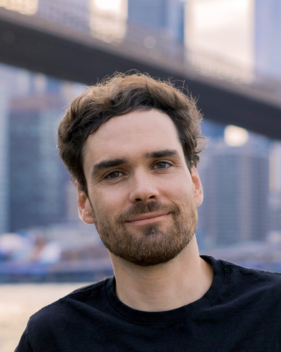 Vincent Albouy in front of the Brooklyn Bridge