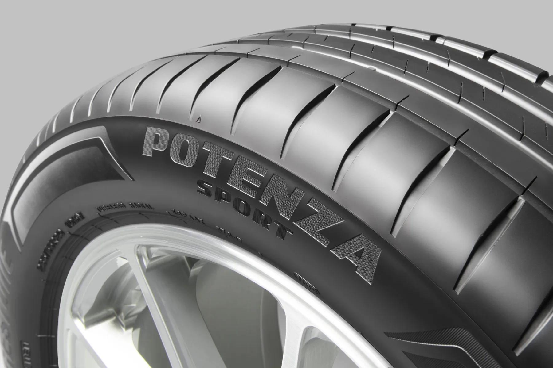 Bridgestone Develops Bespoke Tyres for Porsche Macan Electric & Panamera to Boost Performance and Range