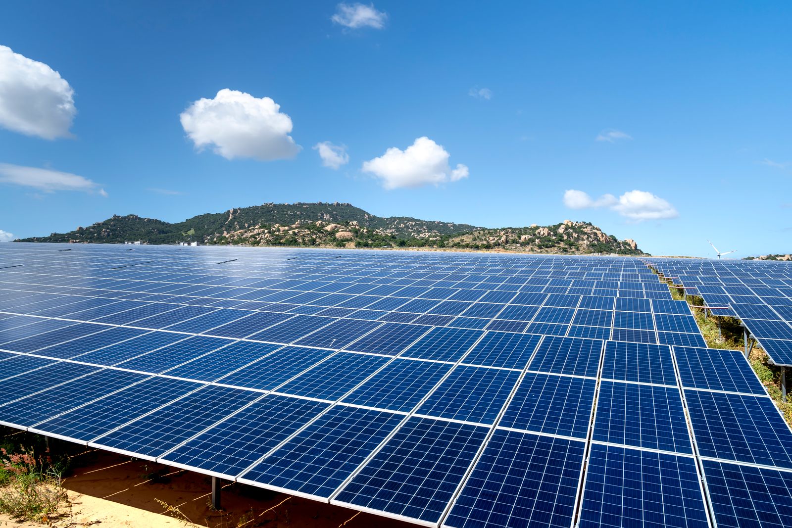 Symbolbild: Freiflächen-Photovoltaik in hügeliger Landschaft.