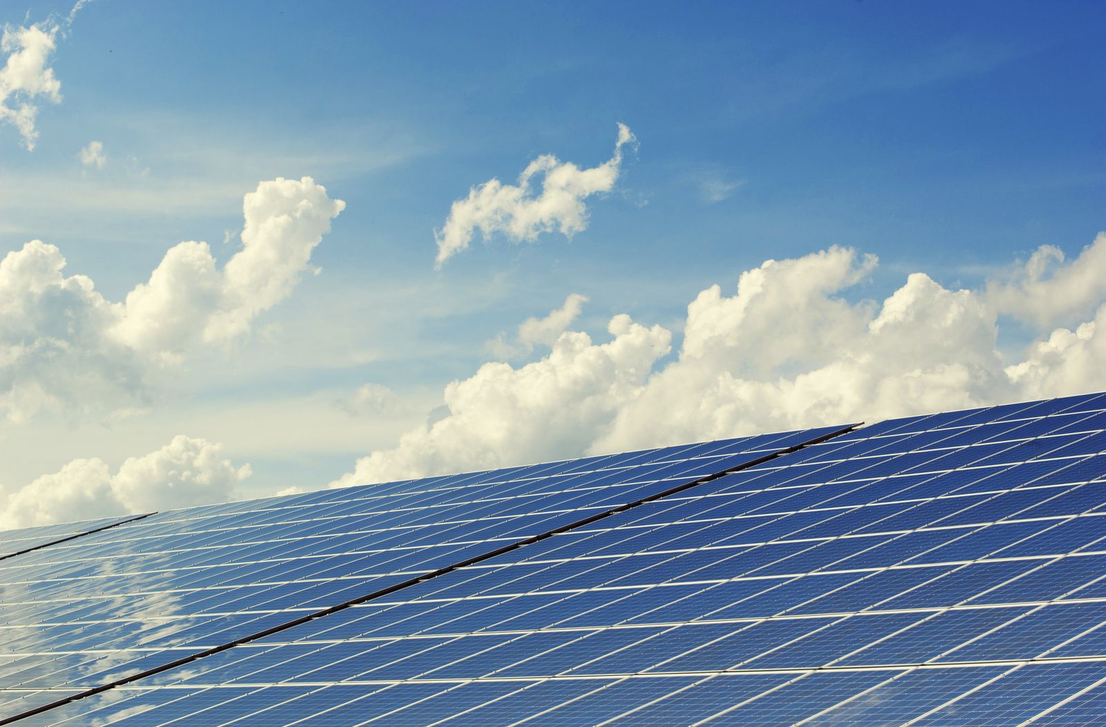 Photovoltaikmodule unter blauem Himmel (Symbolbild).