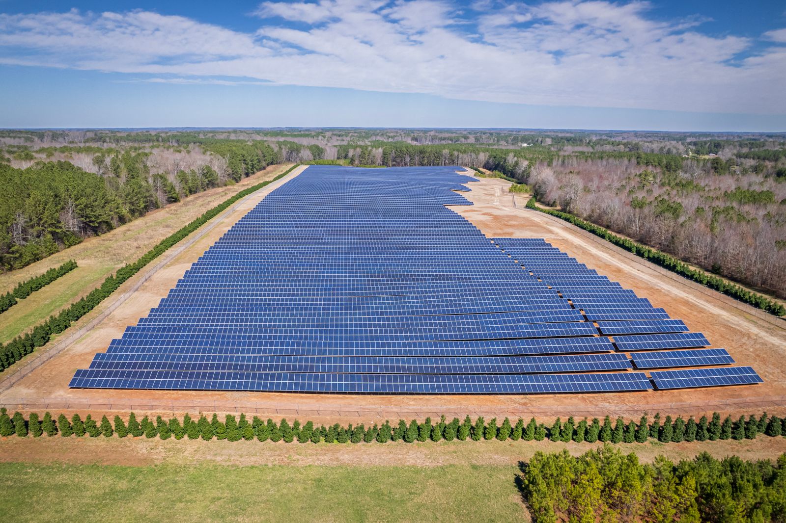 Solarpark auf einer Freifläche aus der Luft (Symbolbild).