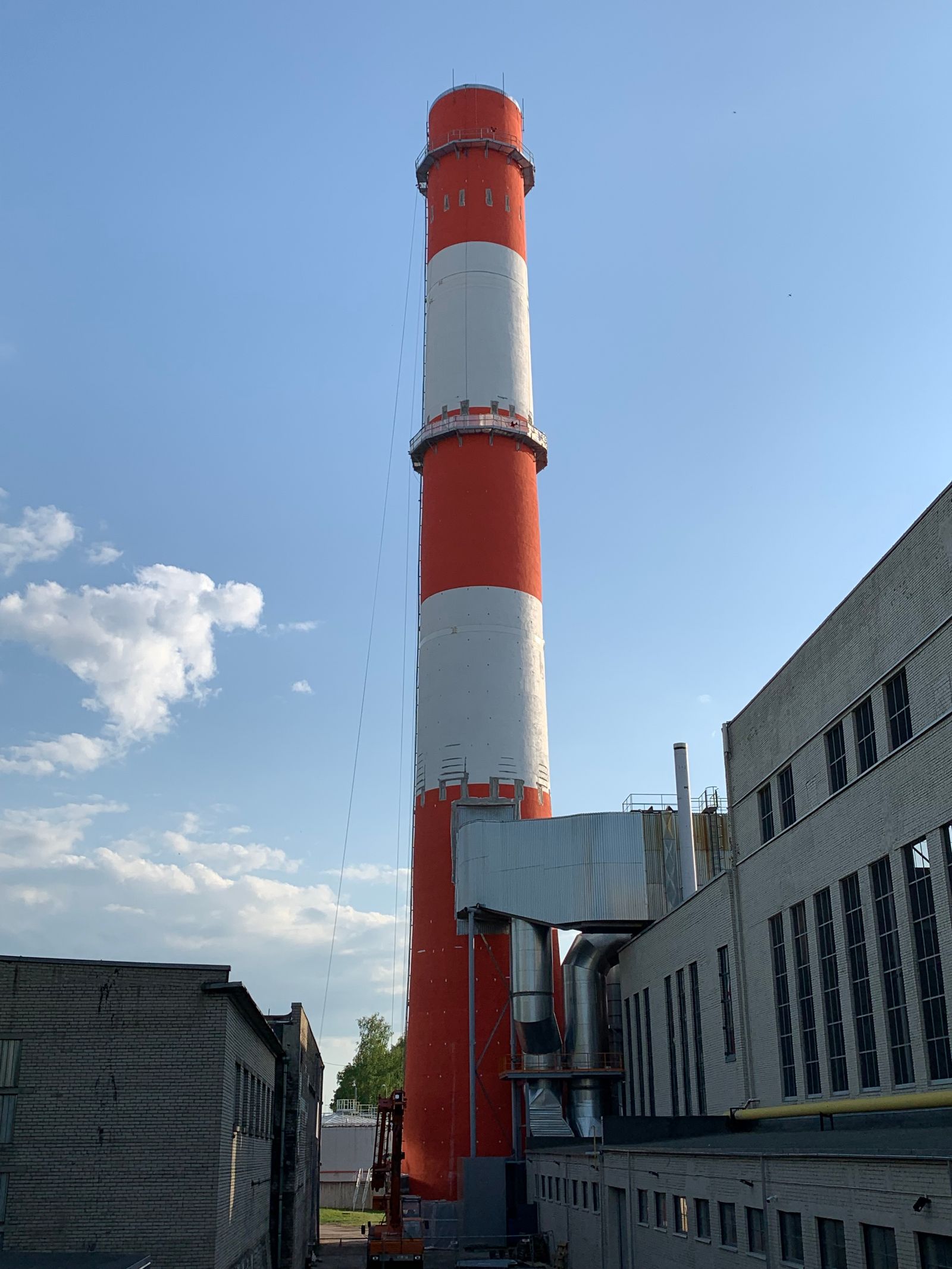 Kraftwerksschornstein: Die Wärmeversorgung ohne Öl und Gas ist eine der großen Aufgaben für Stadtwerke.