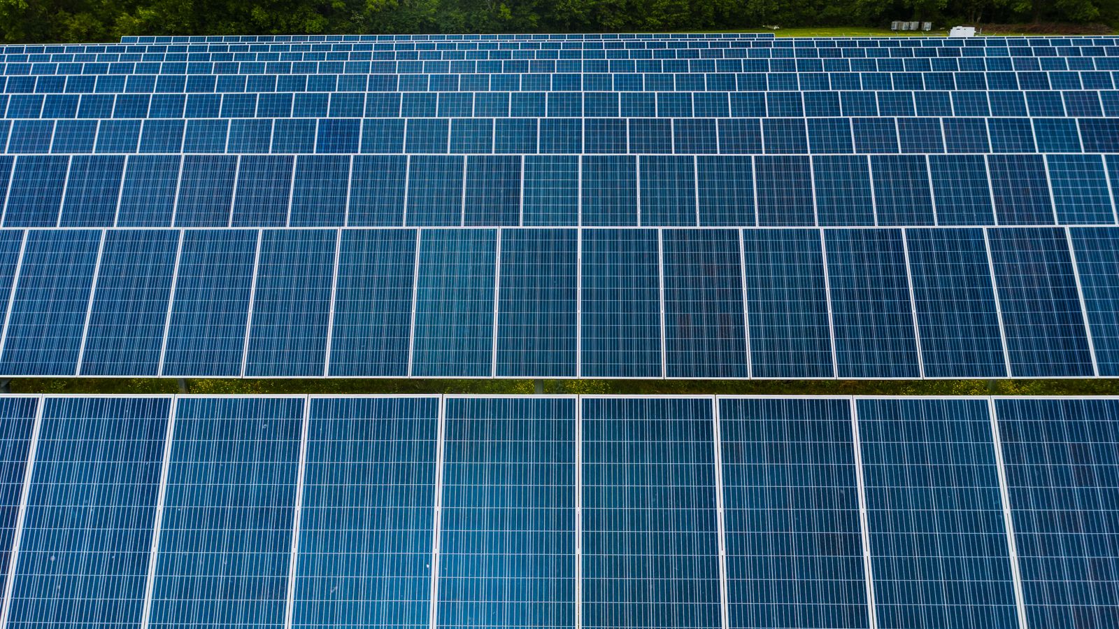Symbolbild: Modulreihen eines Freiflächen-Solarparks.