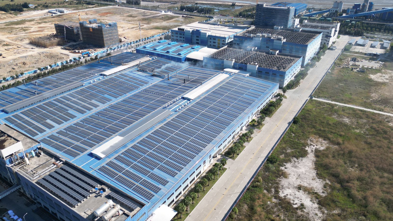 Photovoltaik auf Industriedächern: Für einen Industriestandort sind Dachflächen ein wichtiges Potenzial.