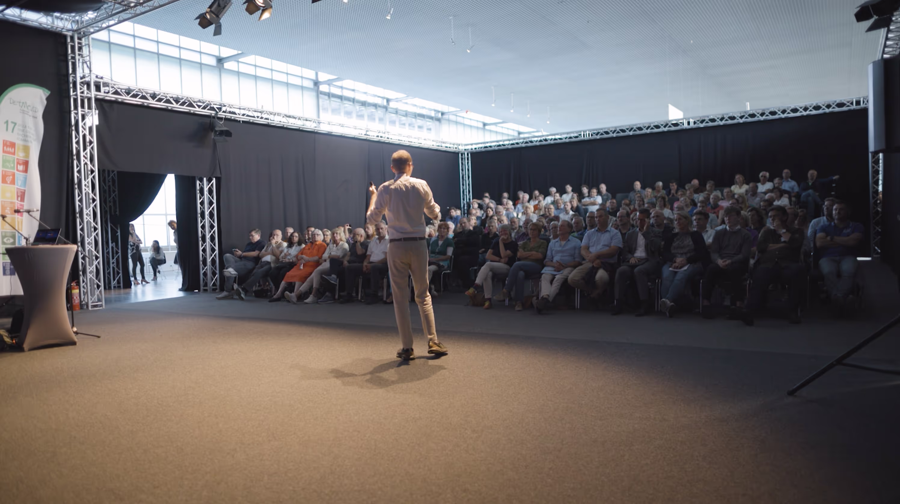 Les gens mettent leurs mains l'une dans l'autre