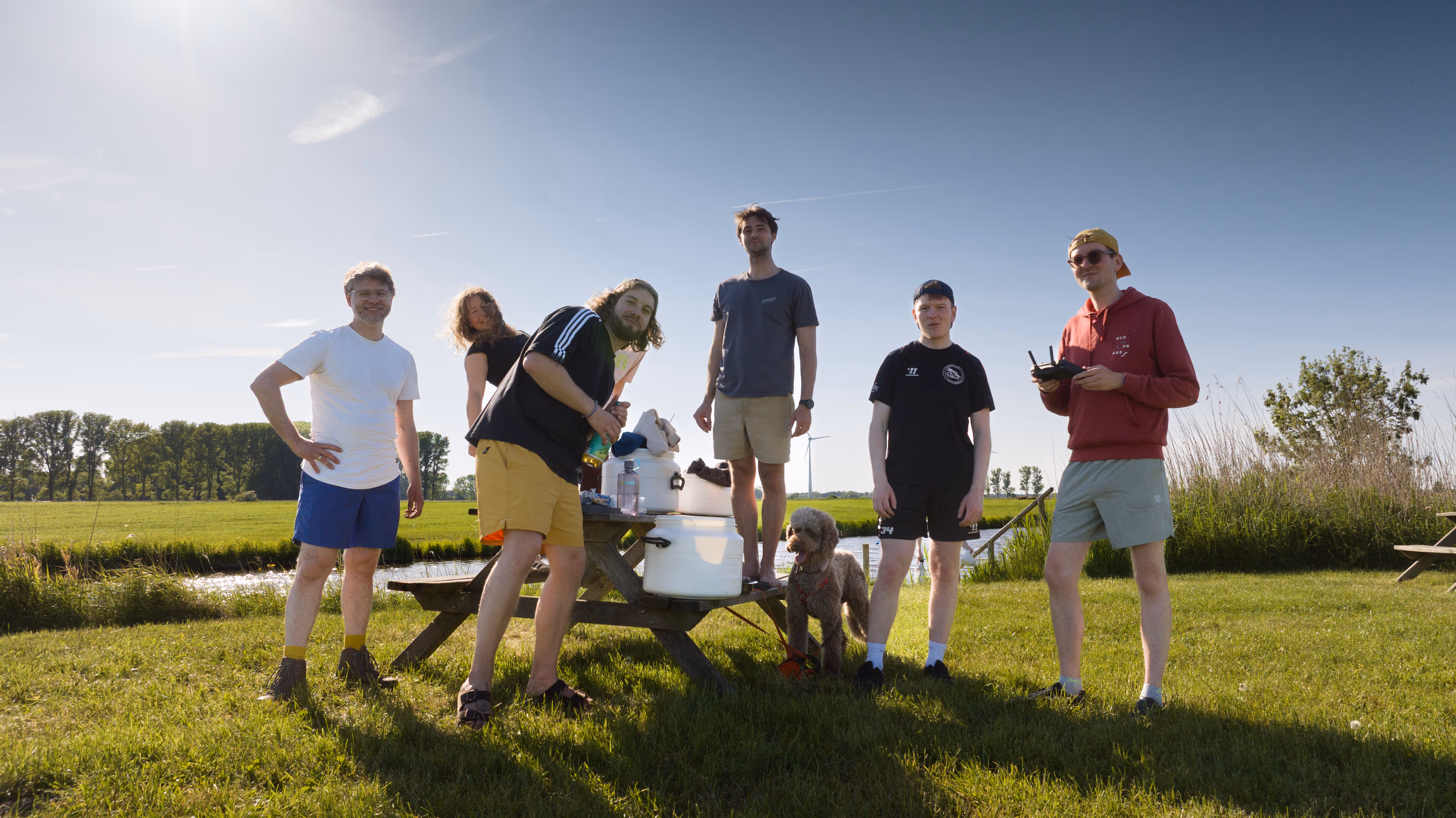 Les gens mettent leurs mains l'une dans l'autre